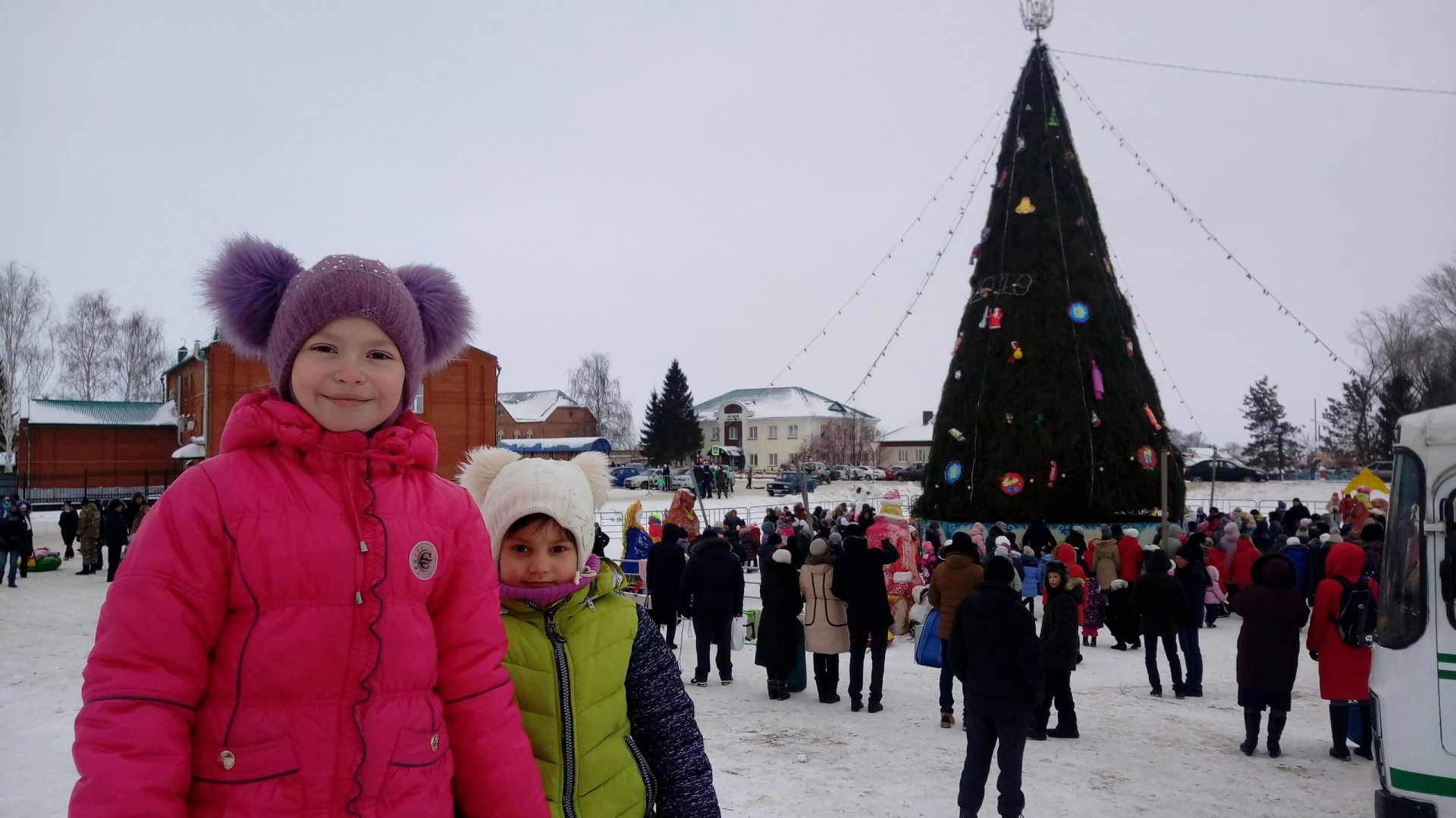 Фоторепортаж с новогоднего представления для детей