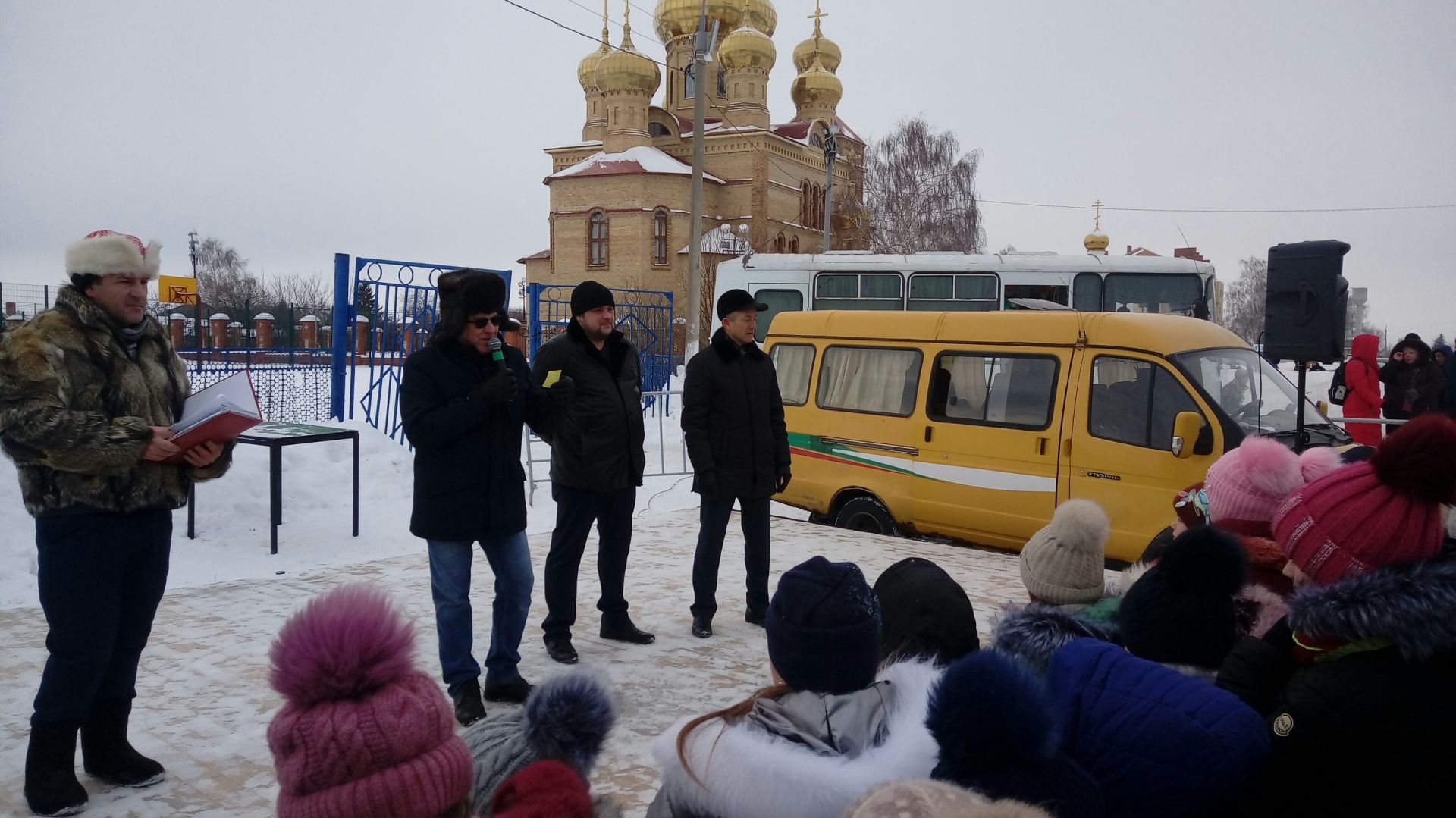 Фоторепортаж с новогоднего представления для детей