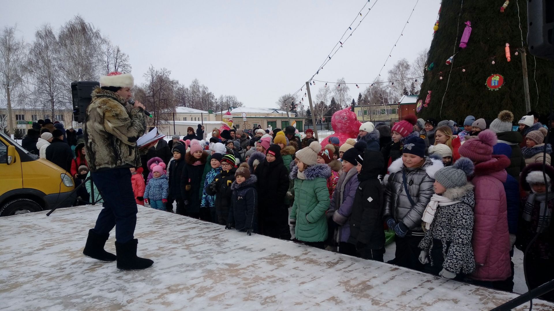 Фоторепортаж с новогоднего представления для детей