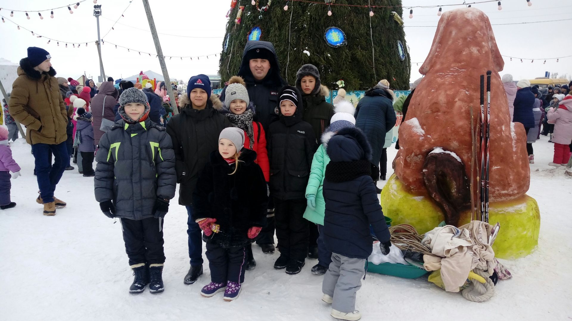 Фоторепортаж с новогоднего представления для детей