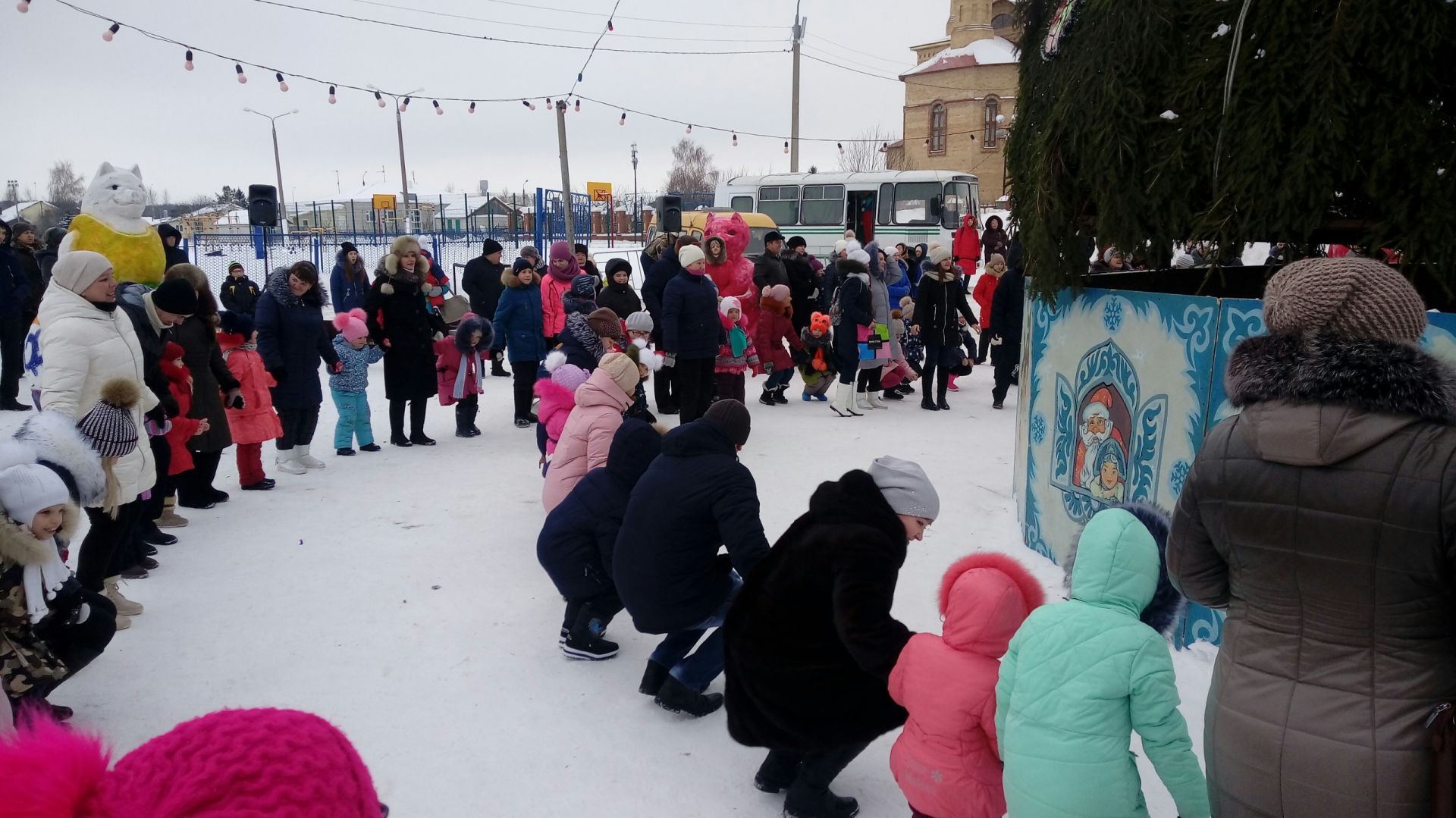 Фоторепортаж с новогоднего представления для детей