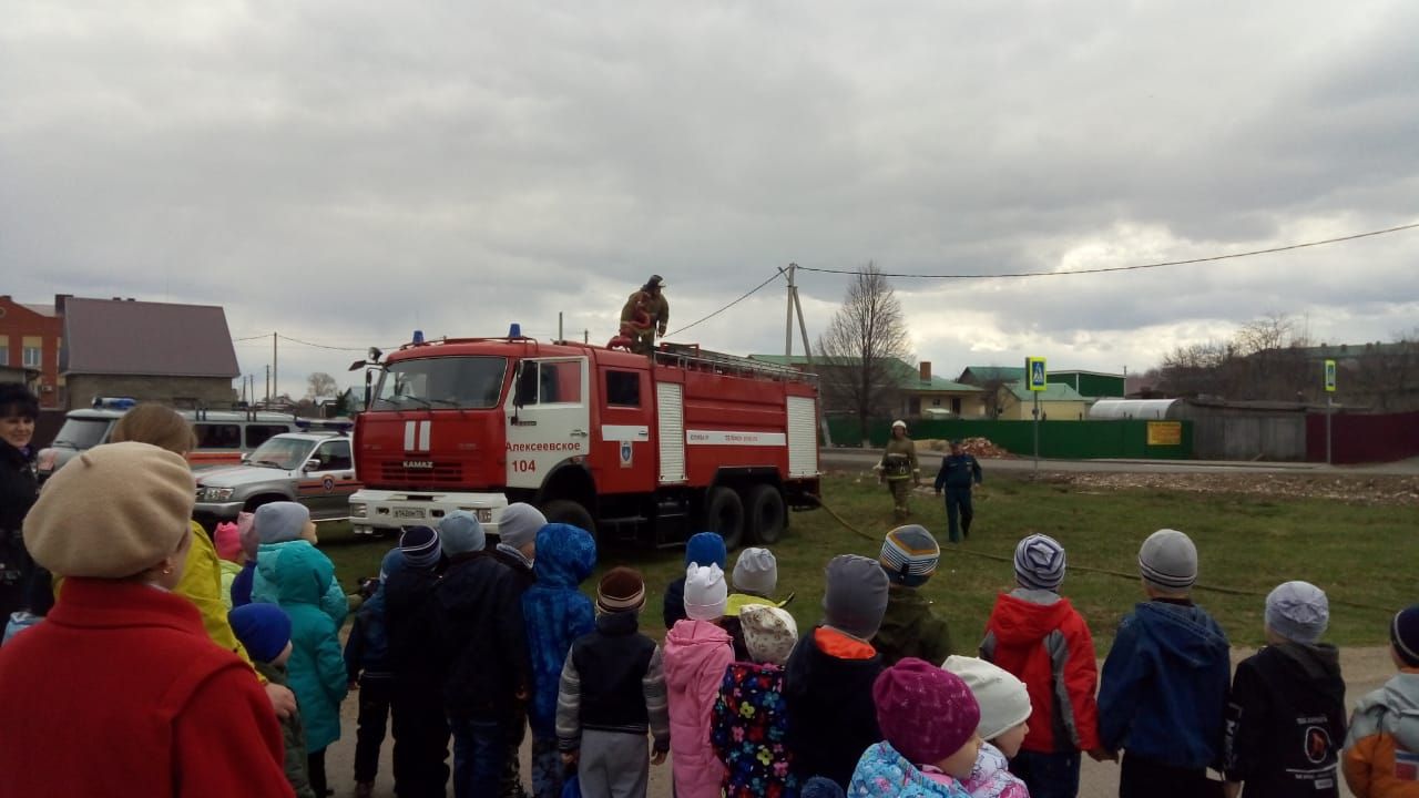 Сегодня в Алексеевском районе празднуется день пожарный охраны