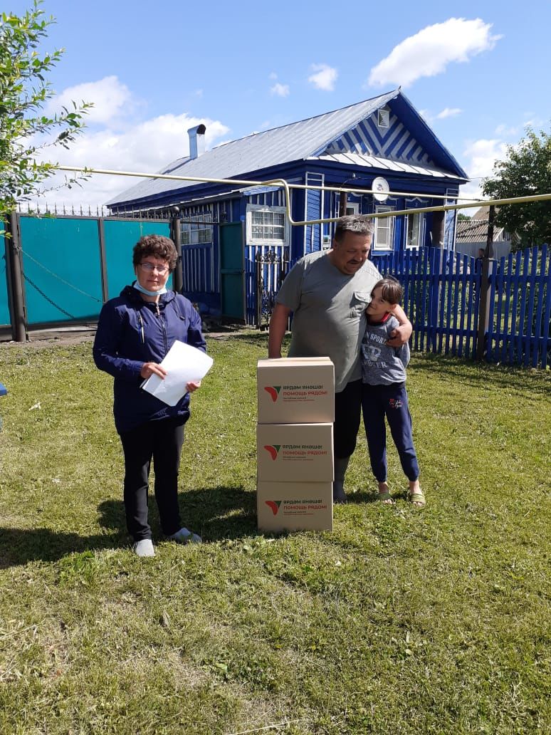 Фоторепортаж: жители сёл Алексеевского района получили благотворительную помощь