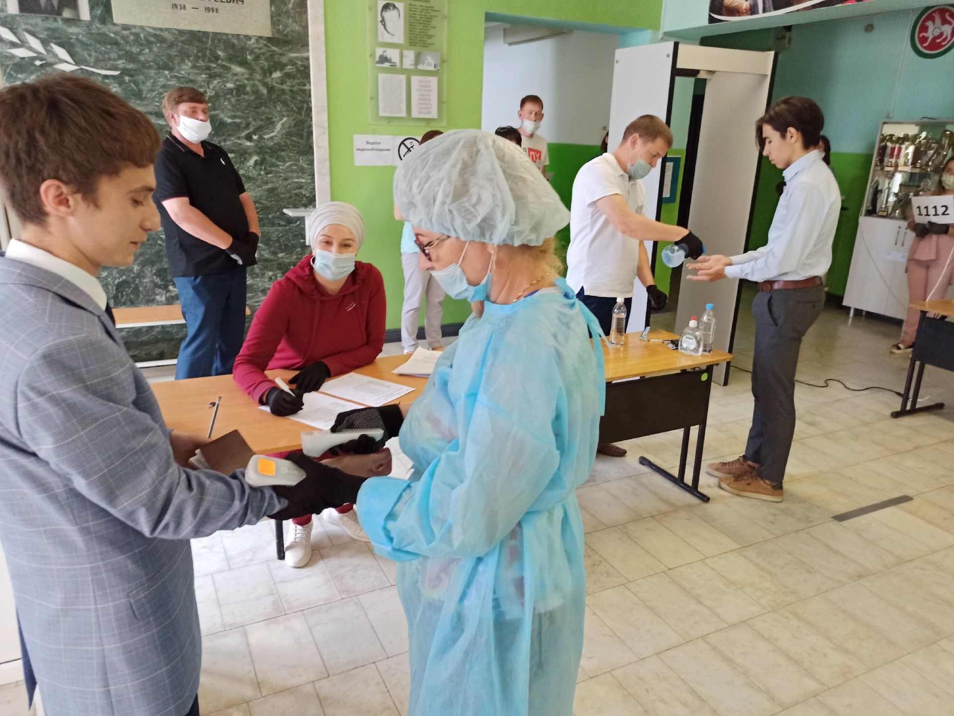 Ученики сдают телефоны. Школьная 26 Алексеевка. Медики в школе 3е Саранск.