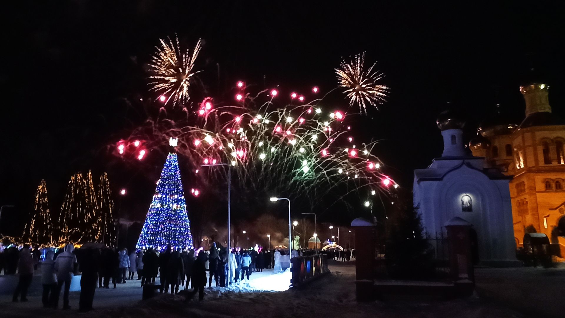 Фоторепортаж: Яркий Новогодний салют 2021 в Алексеевском