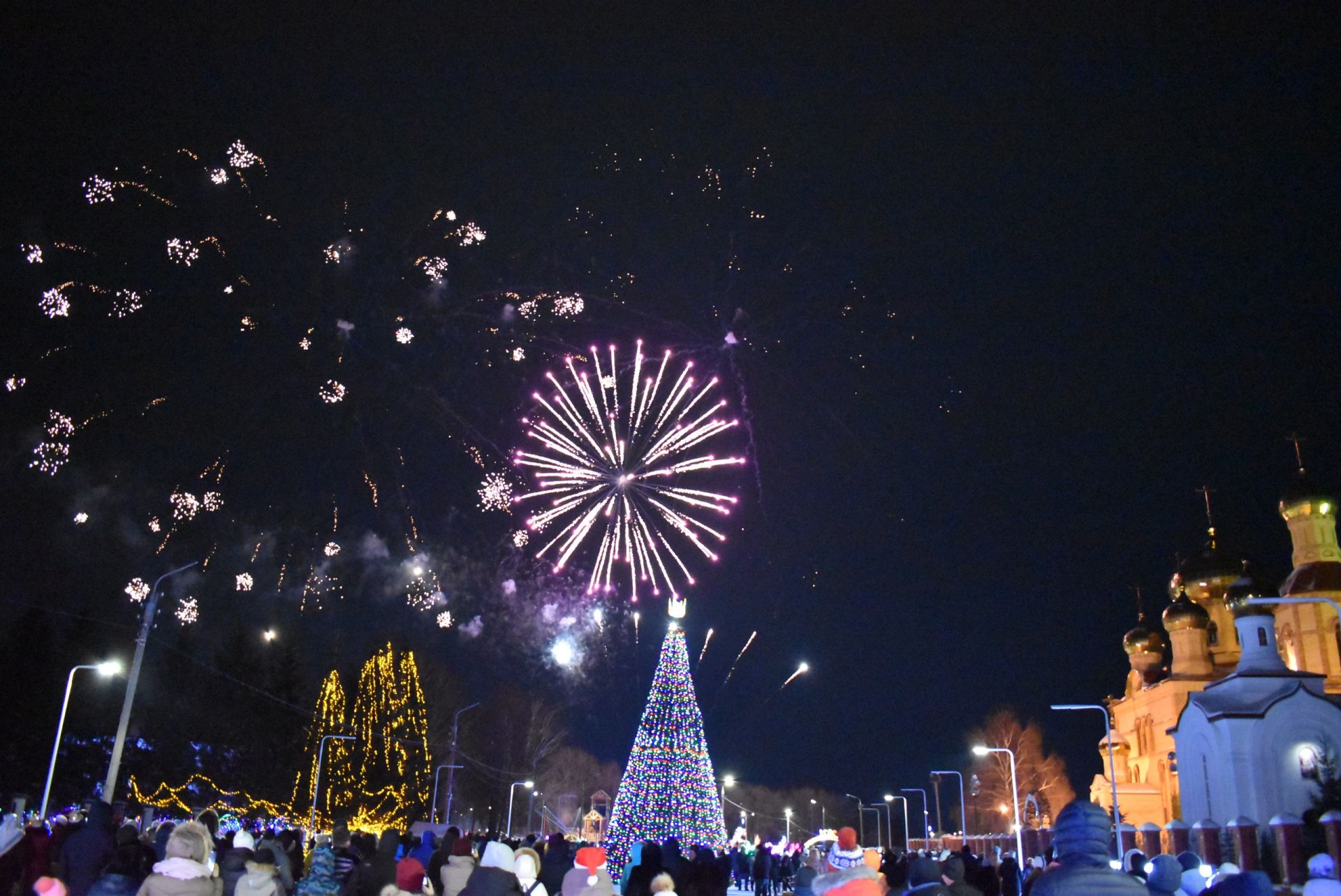 Фоторепортаж: Яркий Новогодний салют 2021 в Алексеевском