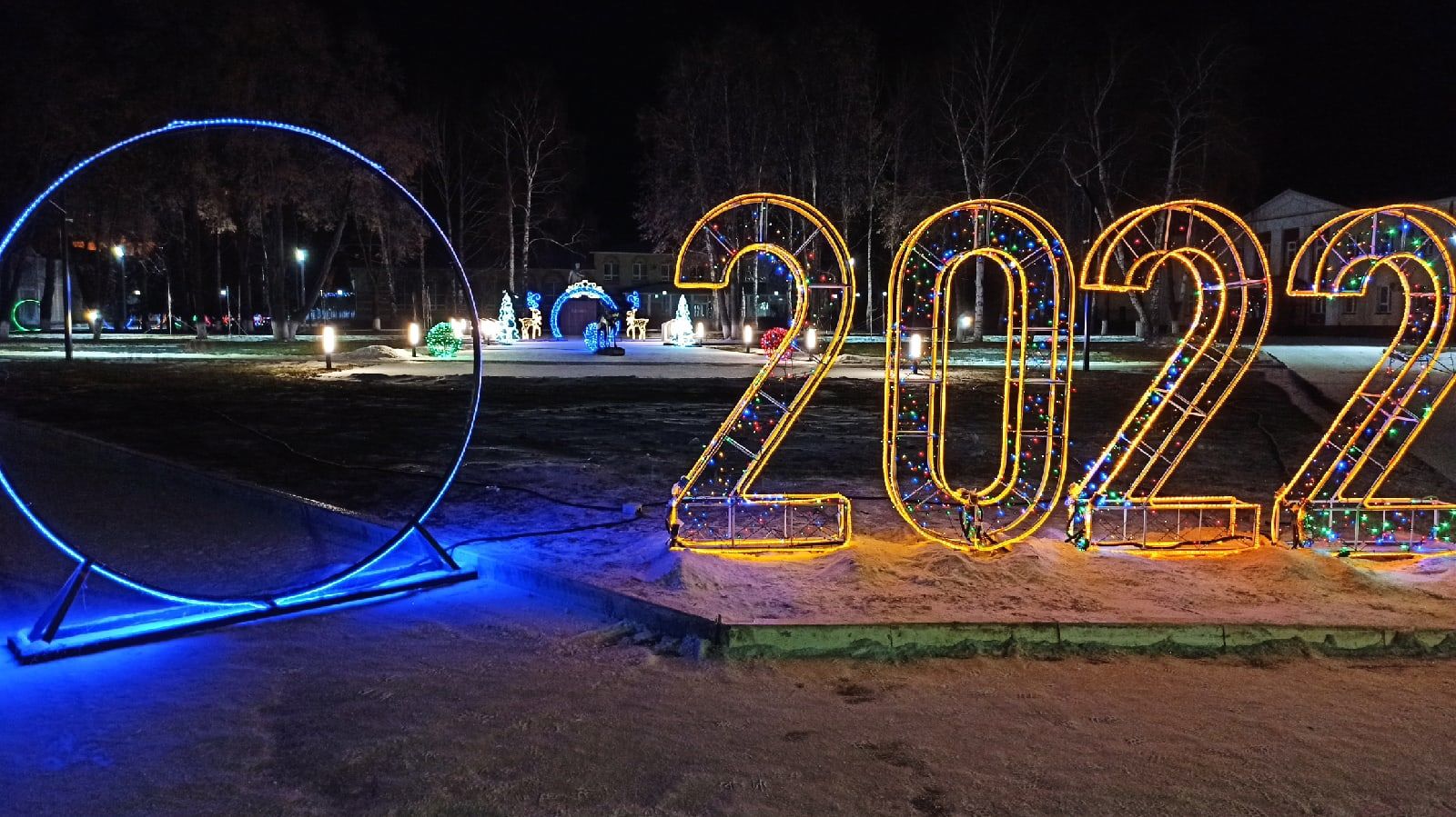 В Центральном парке Алексеевского появились новогодние украшения