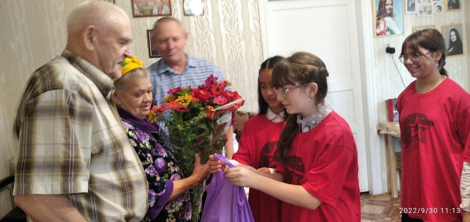 Накануне Дня пожилого человека юнармейцы второй школы навестили семью пожилых