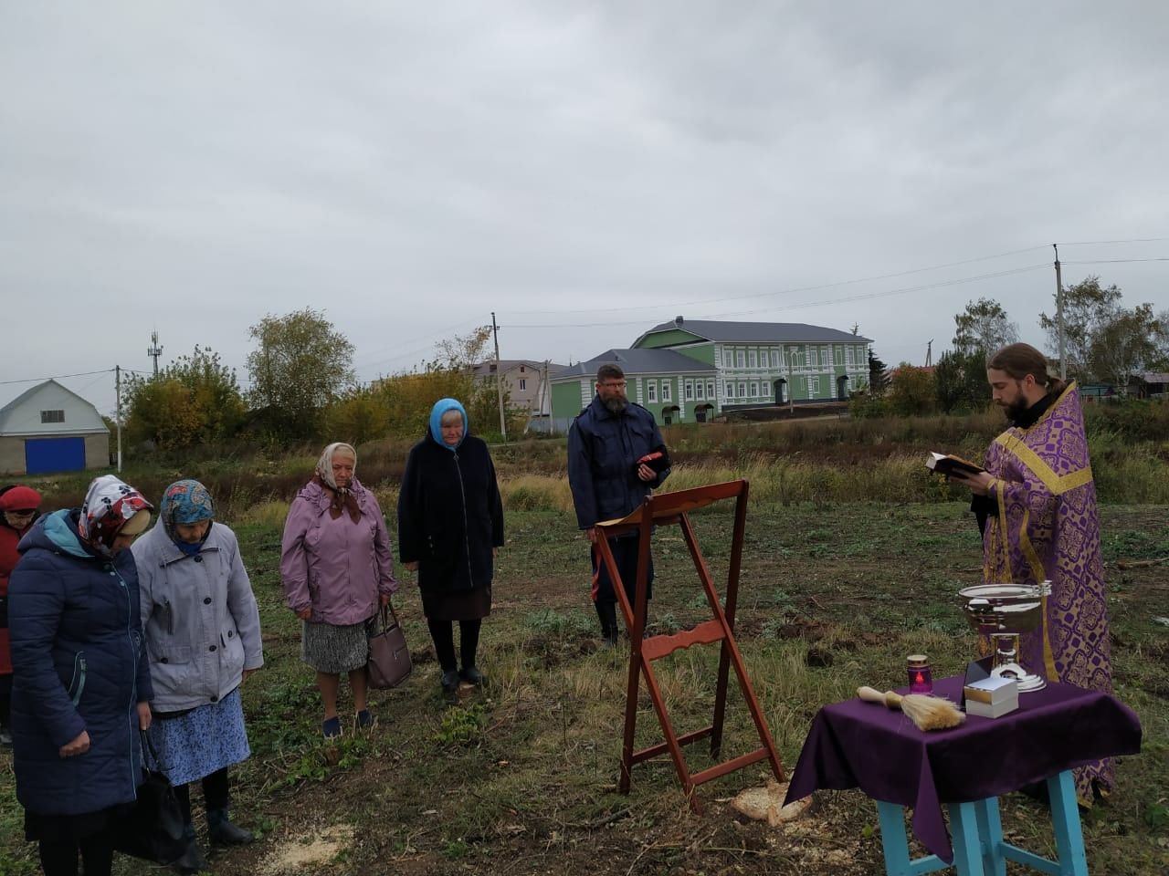 В Билярске на месте будущей часовни провели молебен и забили первые сваи