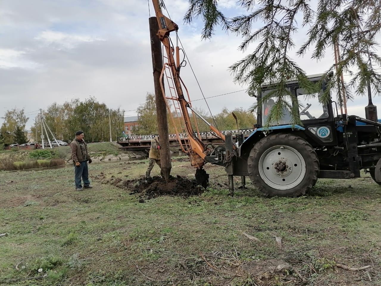 В Билярске на месте будущей часовни провели молебен и забили первые сваи