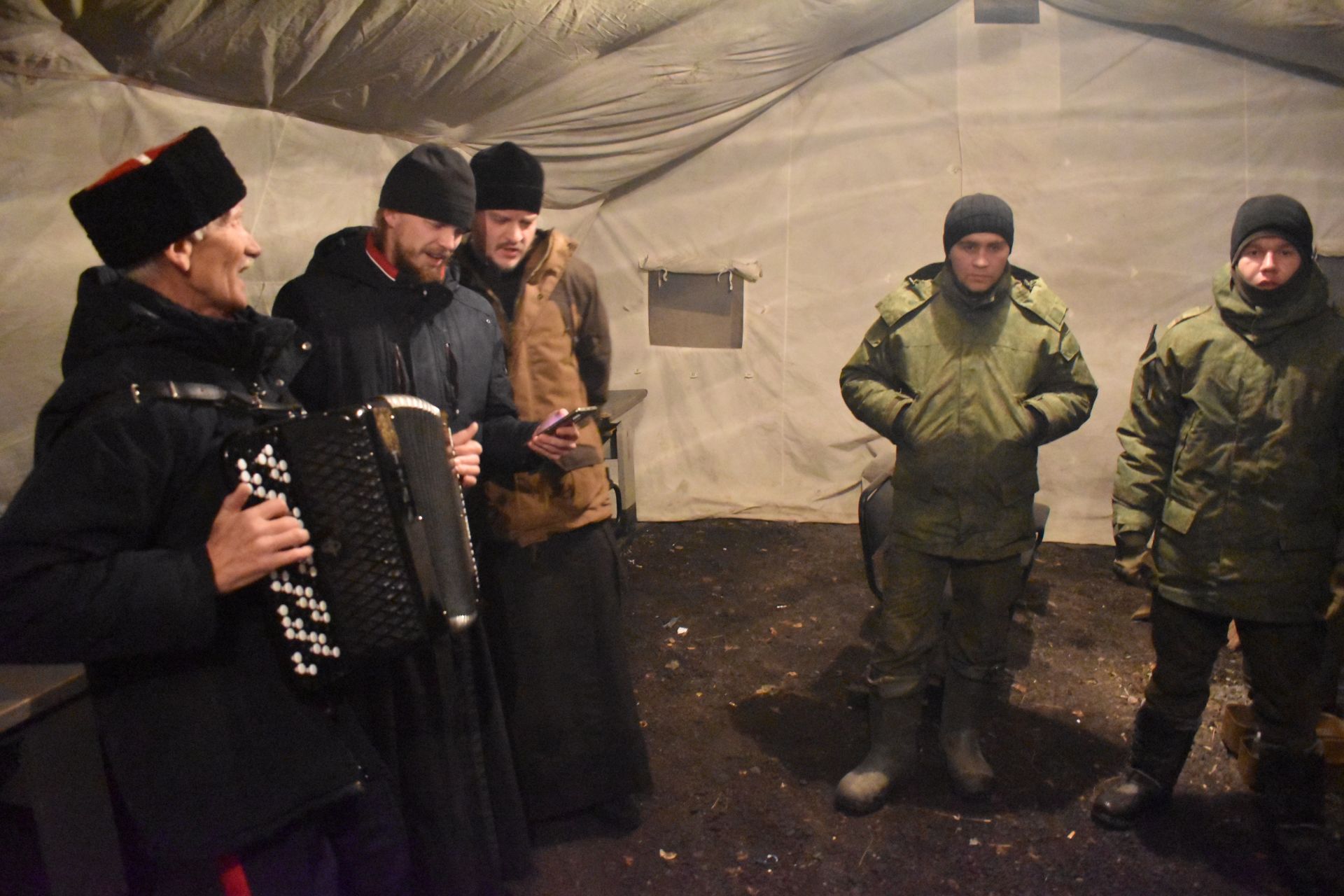 Алексеевским мобилизованным на средства прихожан храма приобрели бинокли ночного видения