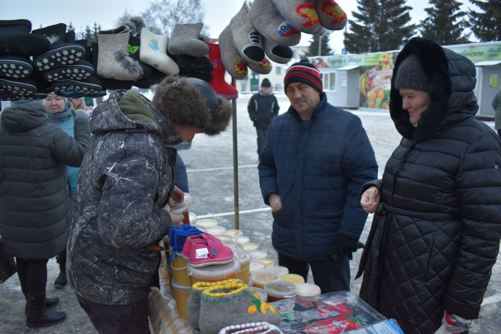 На зимней ярмарке в Алексеевском торговали елками, мясом и валенками