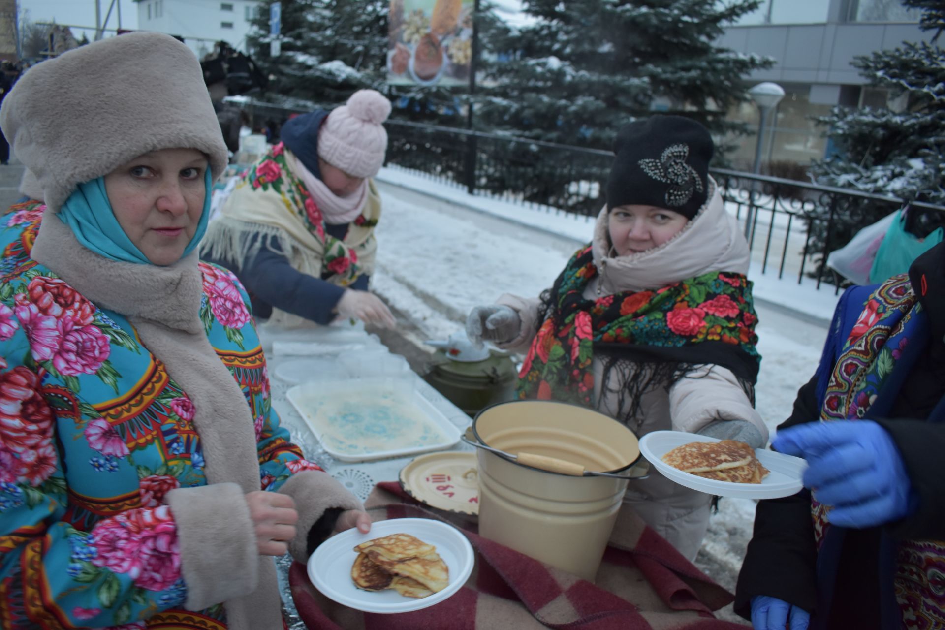 На зимней ярмарке в Алексеевском торговали елками, мясом и валенками