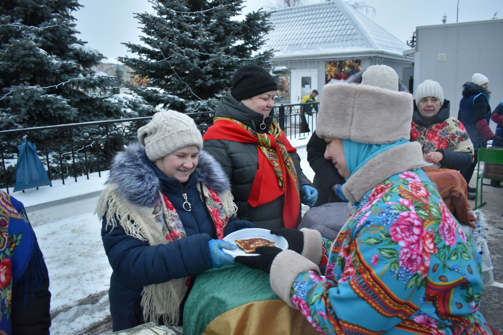 На зимней ярмарке в Алексеевском торговали елками, мясом и валенками