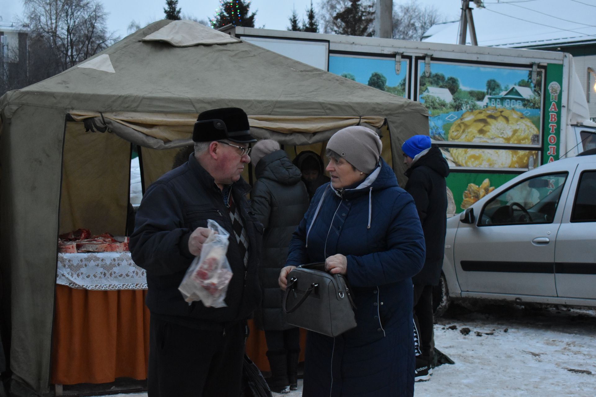 На зимней ярмарке в Алексеевском торговали елками, мясом и валенками