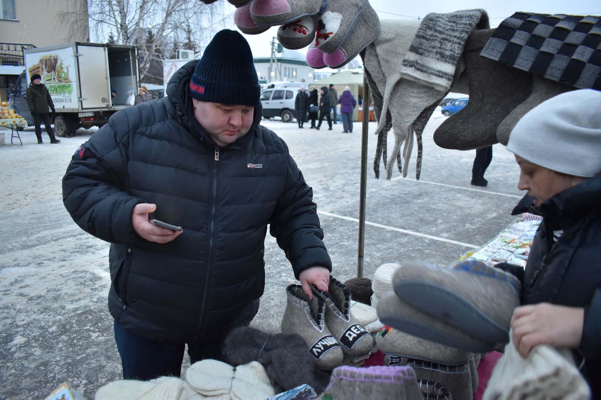 На зимней ярмарке в Алексеевском торговали елками, мясом и валенками