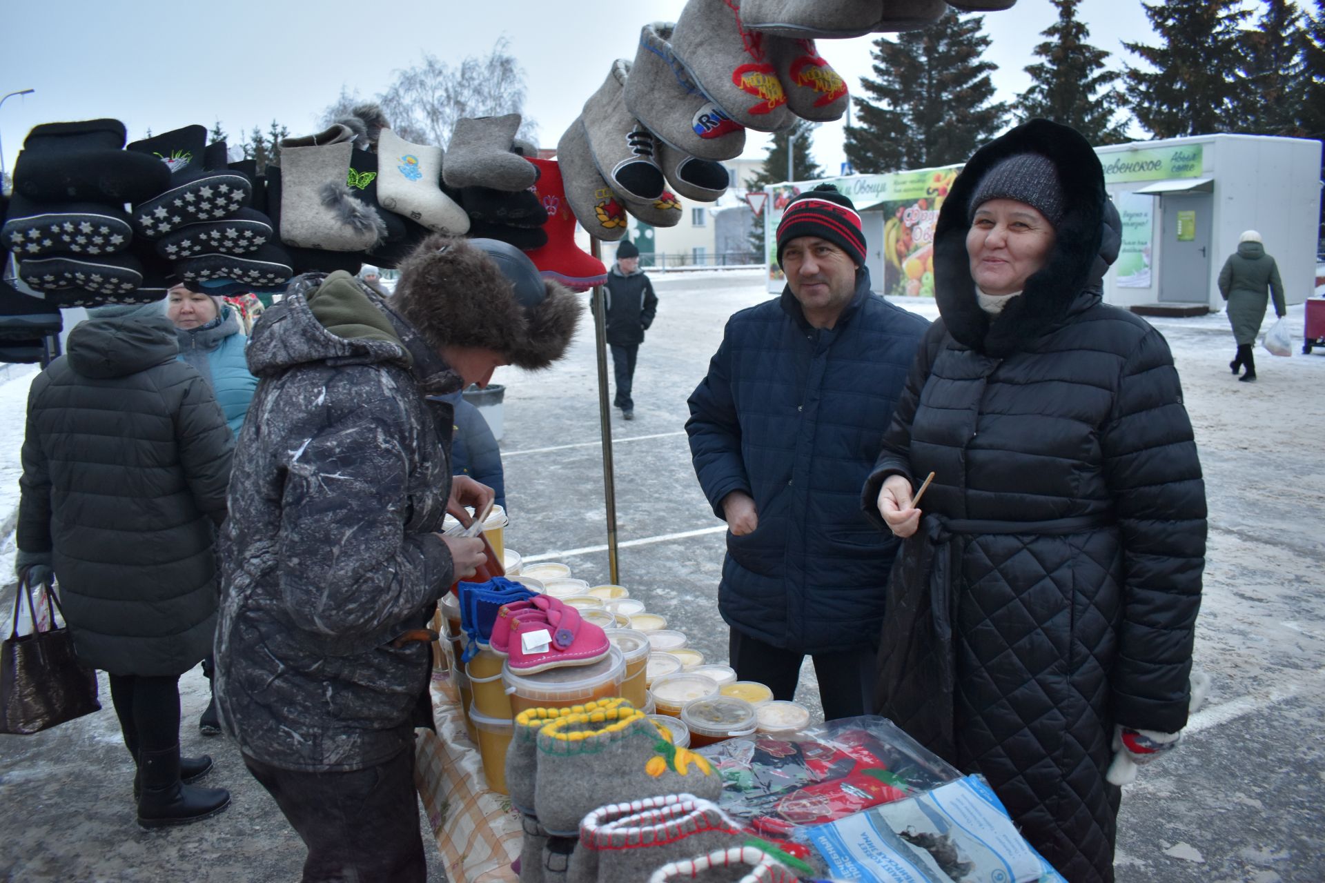 На зимней ярмарке в Алексеевском торговали елками, мясом и валенками