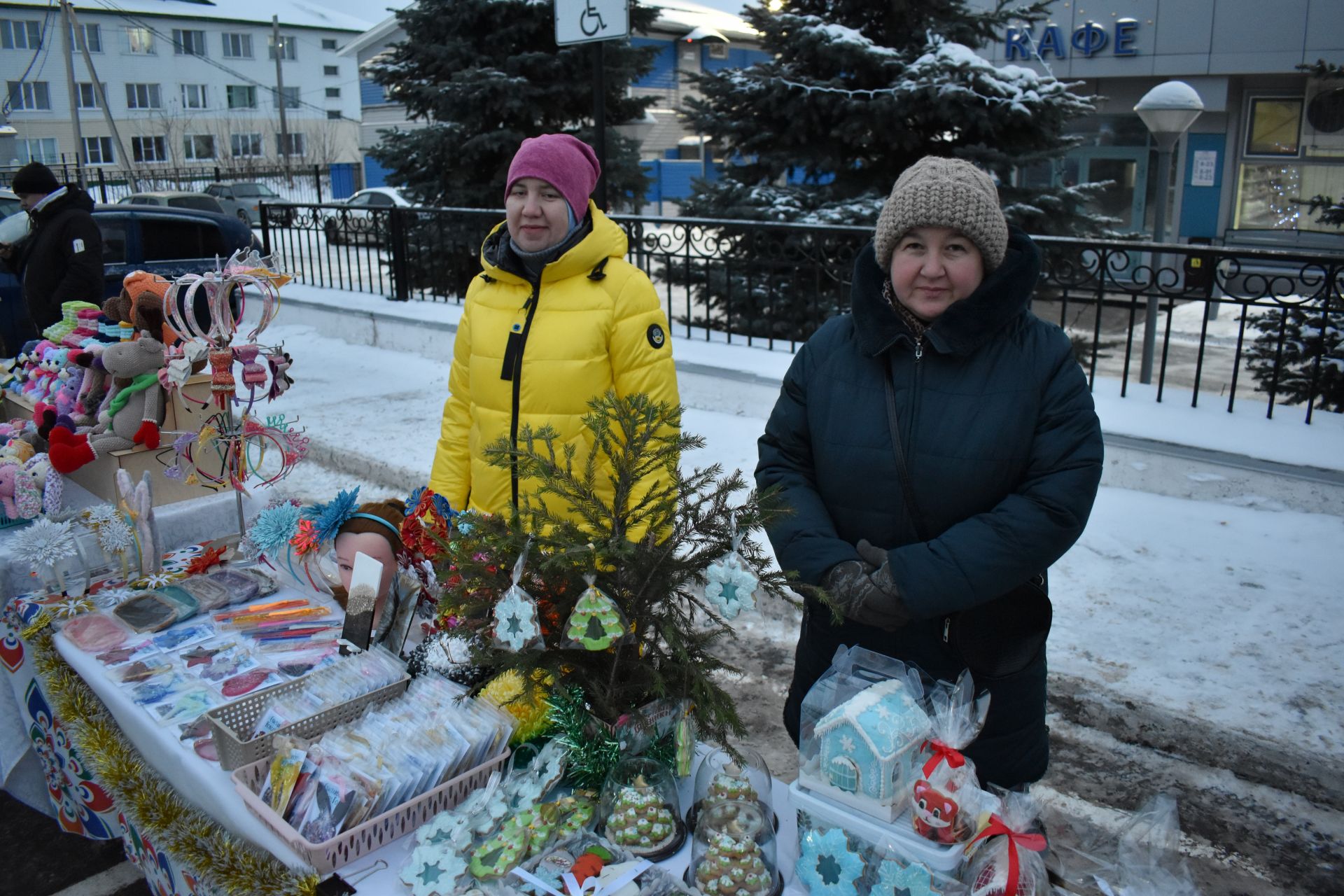 На зимней ярмарке в Алексеевском торговали елками, мясом и валенками