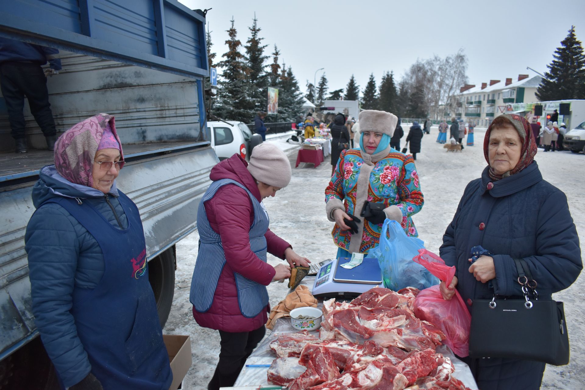 На зимней ярмарке в Алексеевском торговали елками, мясом и валенками