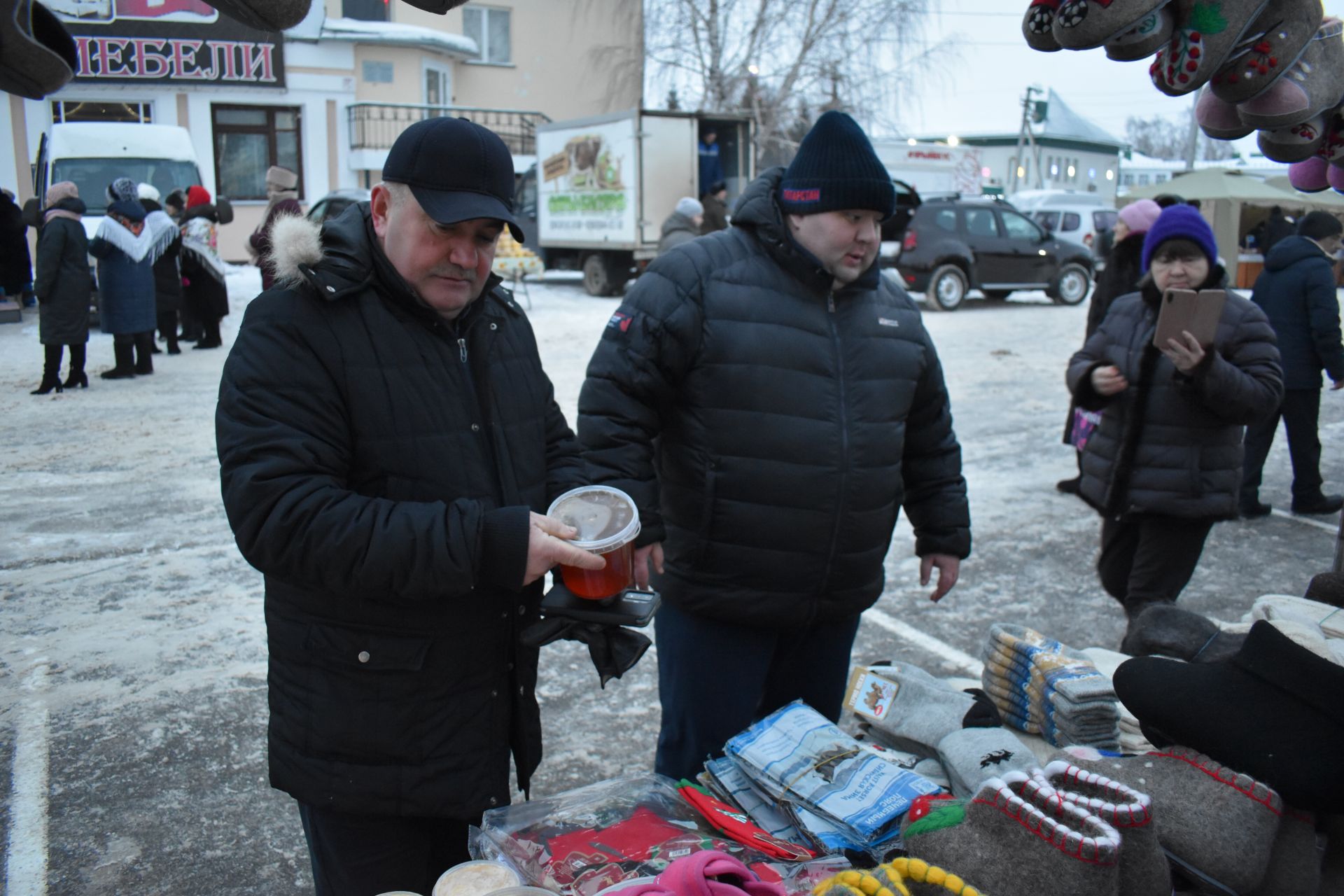 На зимней ярмарке в Алексеевском торговали елками, мясом и валенками