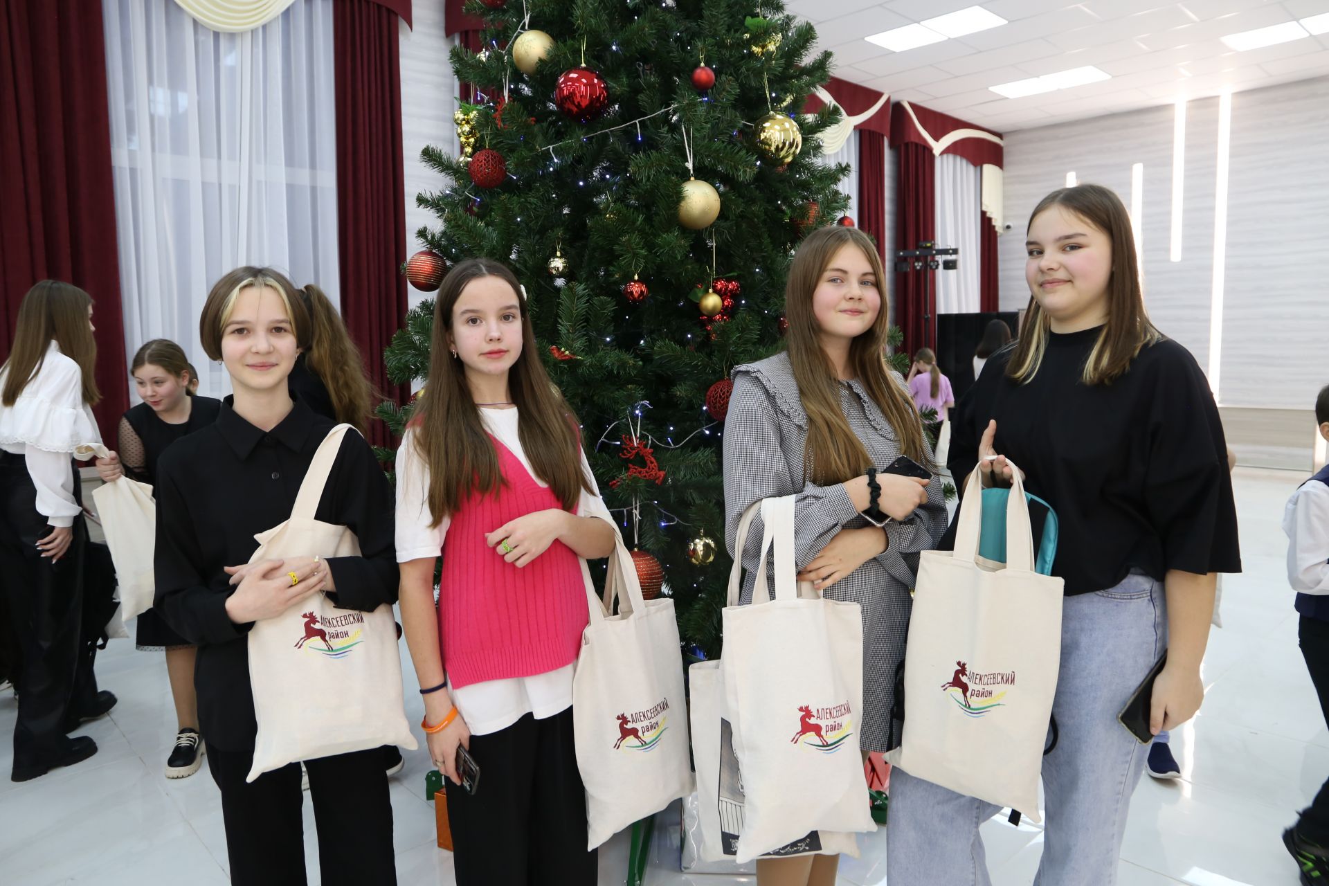 На новогоднюю елку главы Алексеевского района пригласили лучших спортсменов, учащихся, активистов и детей мобилизованных