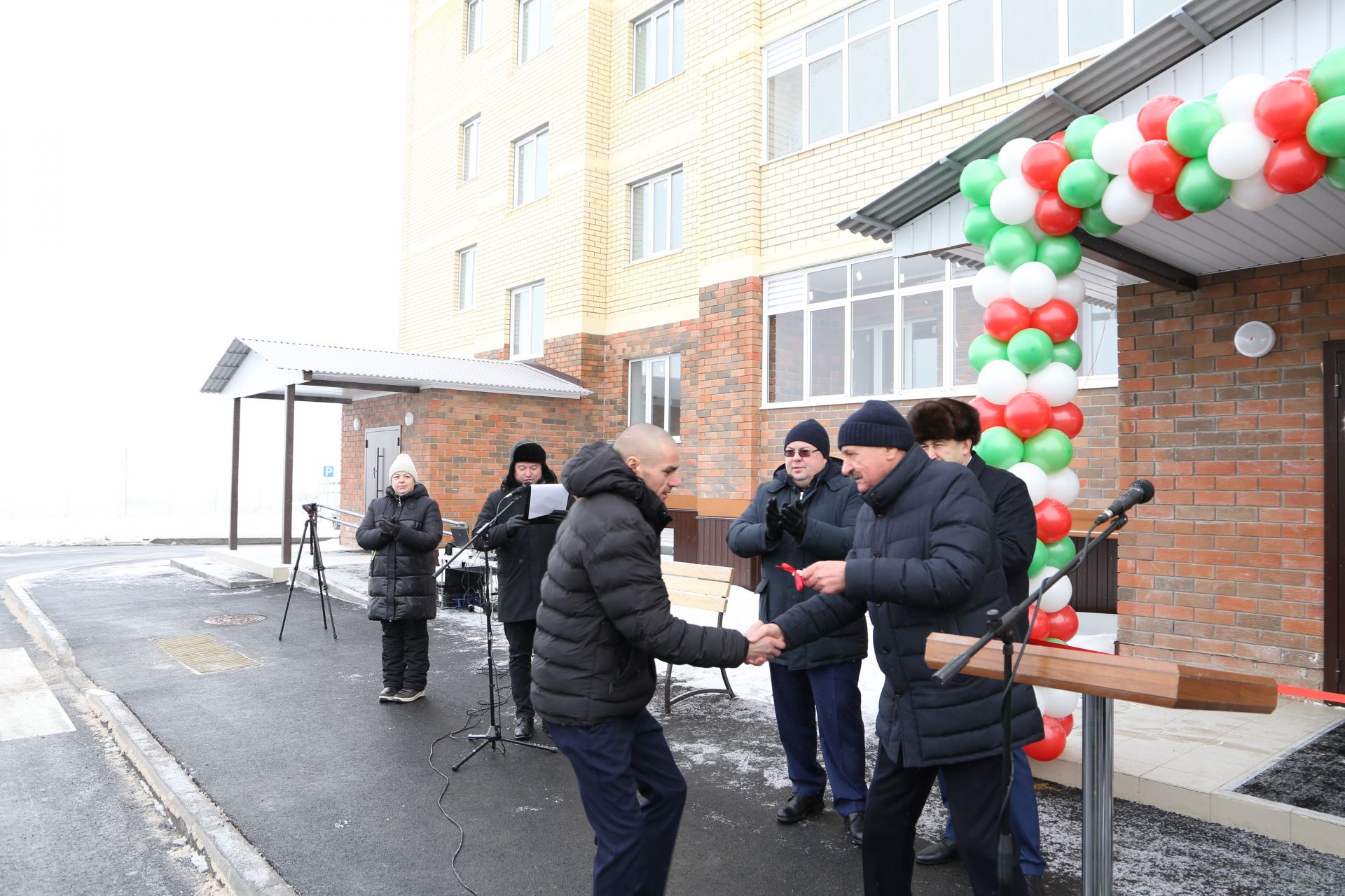 Премьер-министр РТ Алексей Песошин вручил ключи от новых квартир работникам «Алексеевскдорстроя»