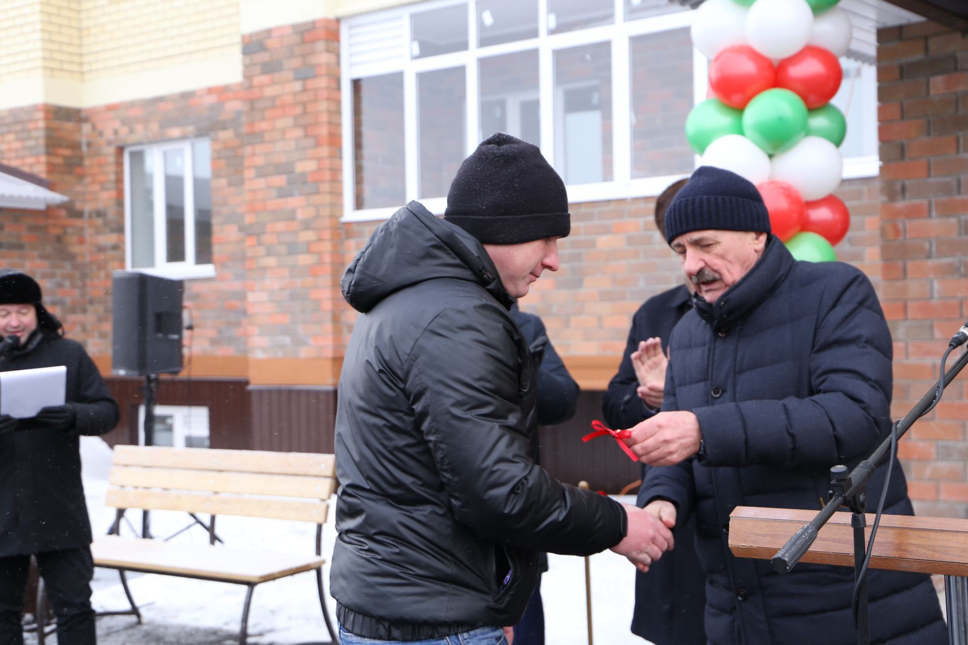 Премьер-министр РТ Алексей Песошин вручил ключи от новых квартир работникам «Алексеевскдорстроя»