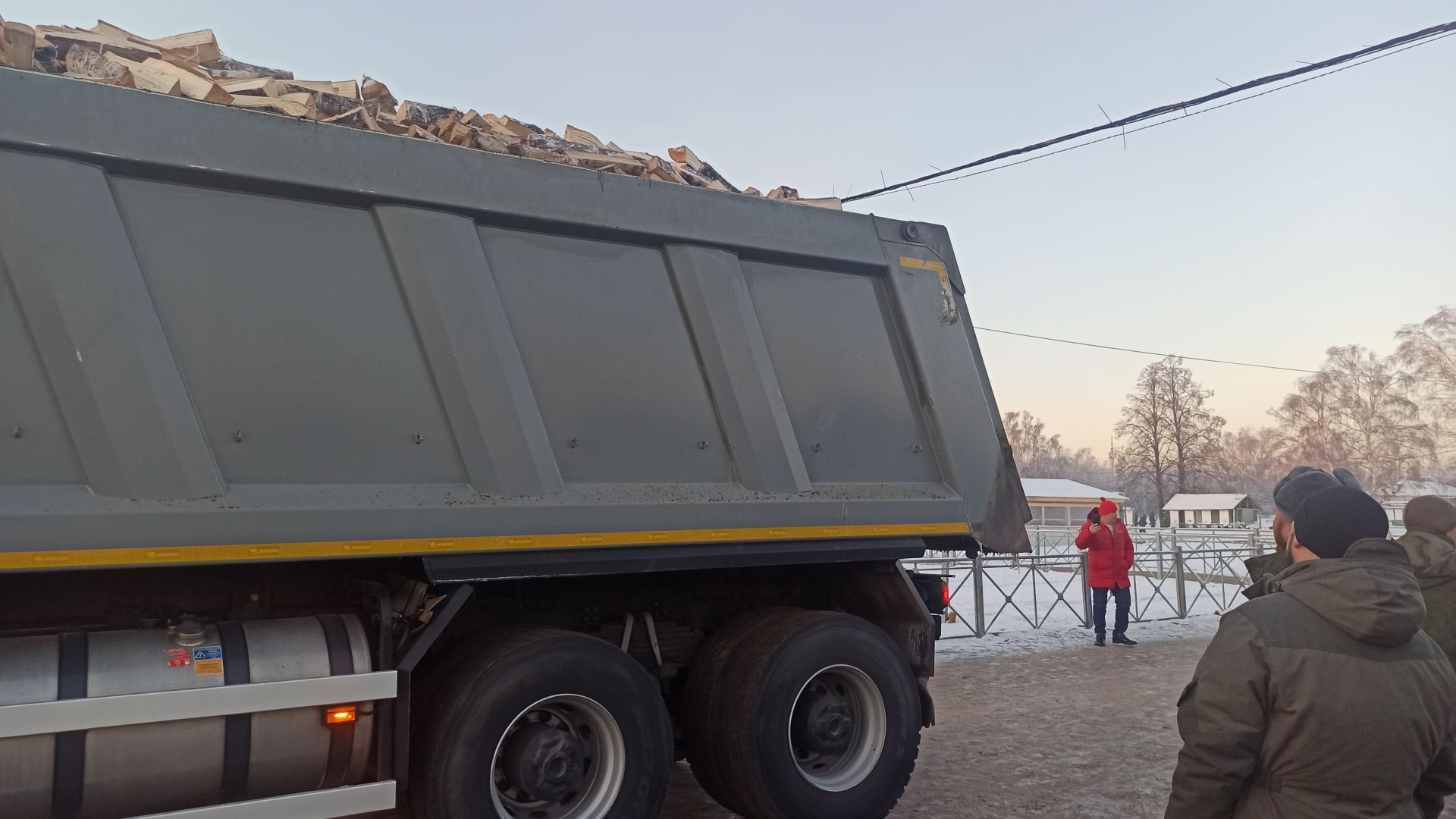 Жители Алексеевского и Чистопольского районов приобрели дрова для мобилизованных