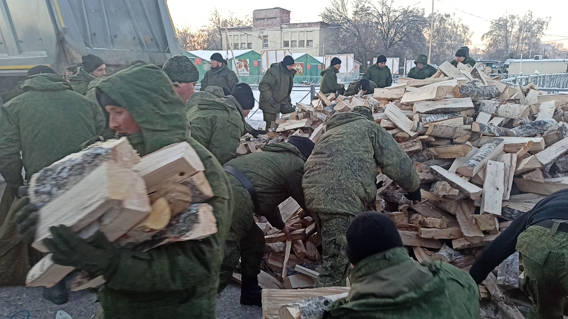 Жители Алексеевского и Чистопольского районов приобрели дрова для мобилизованных