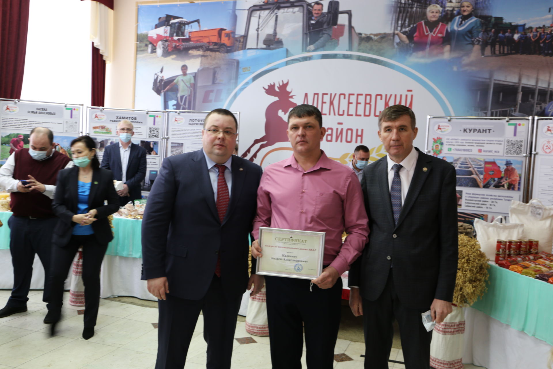 Фоторепортаж: выставка товаропроизводителей и почетные награды жителей Алексеевского района