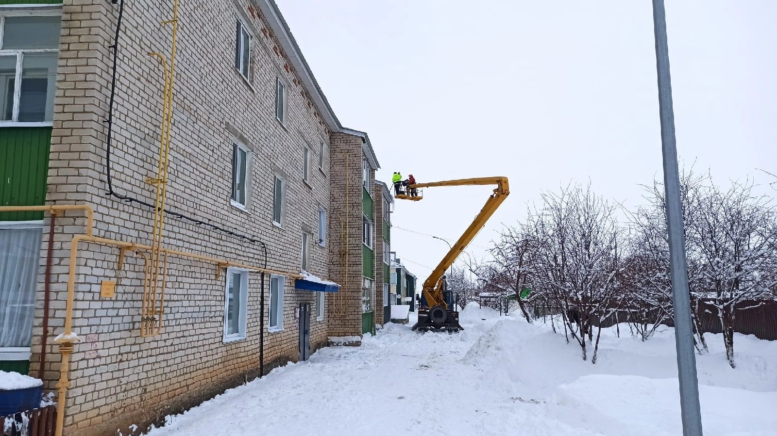 В Алексеевском убирают снег и наледь с крыш