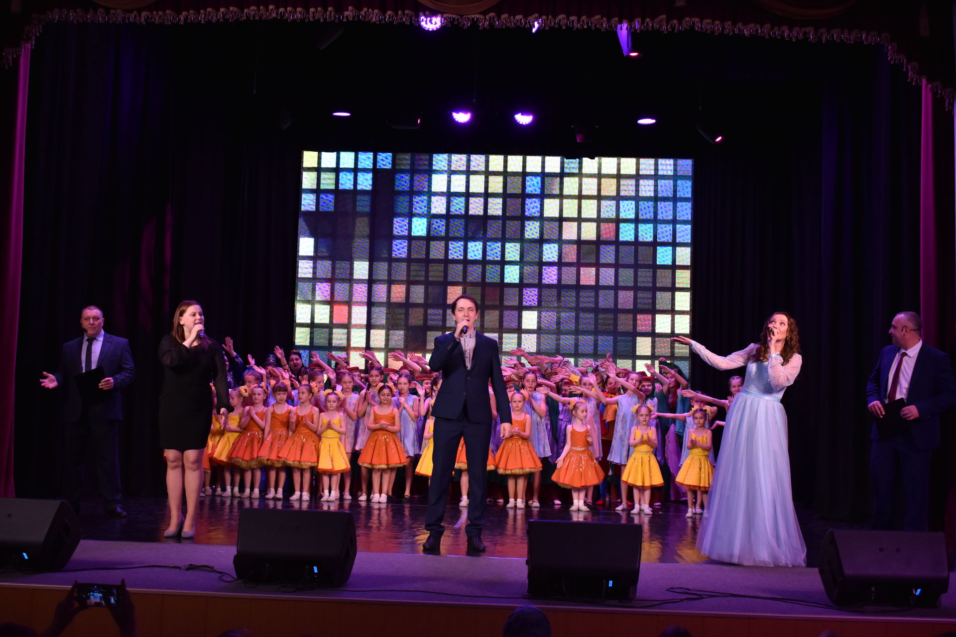 В Алексеевском прошел яркий концерт, посвященный 8 марта