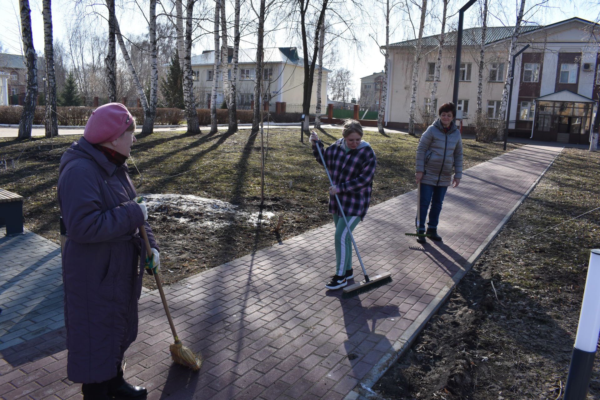 Фоторепортаж: алексеевцы навели порядок в центре поселка