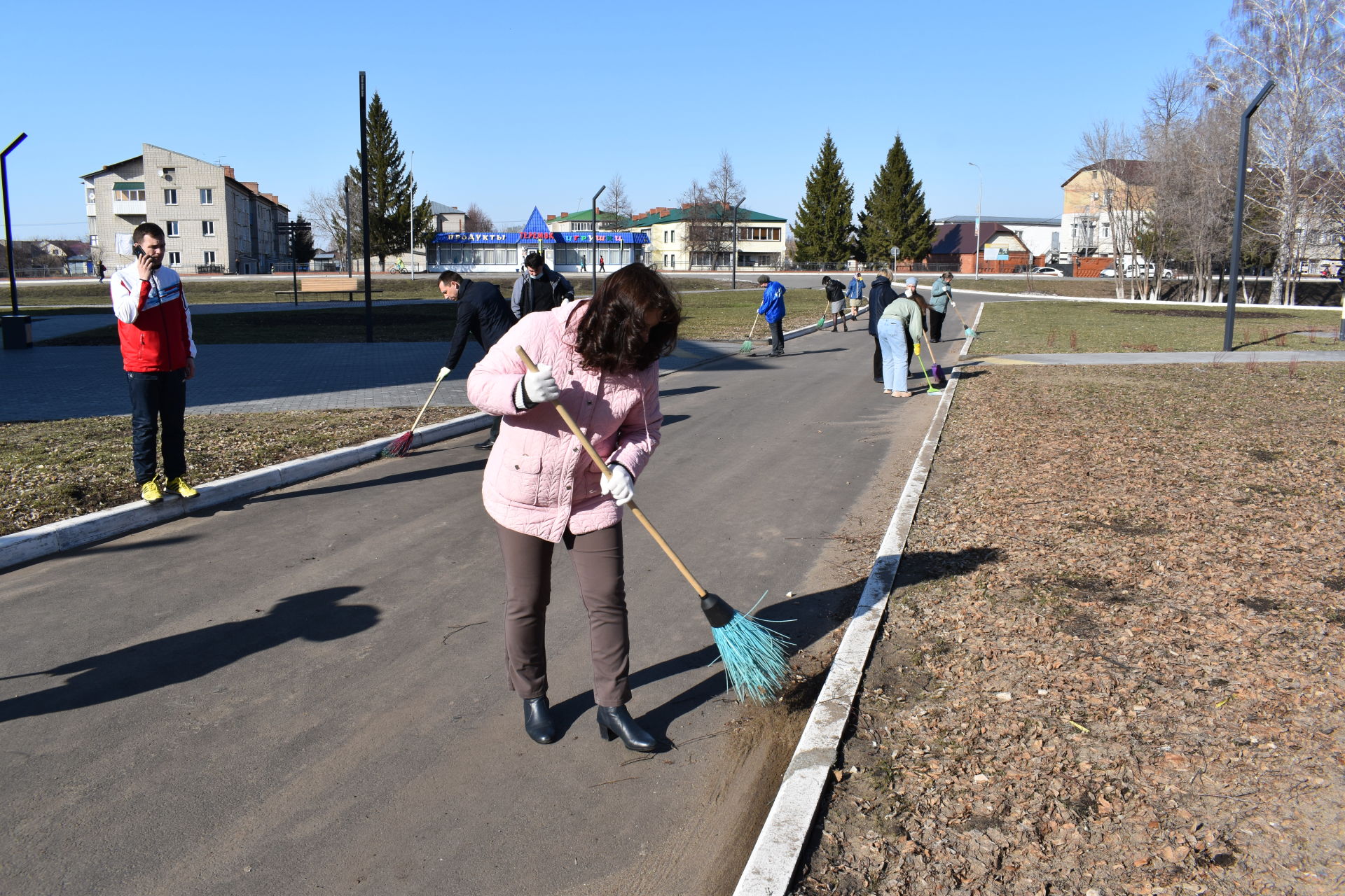 Фоторепортаж: алексеевцы навели порядок в центре поселка