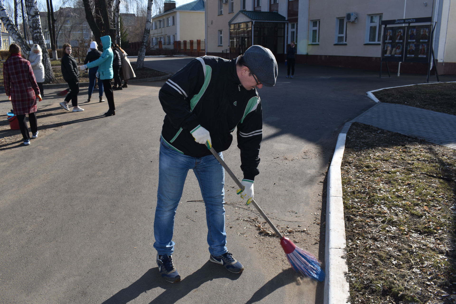 Фоторепортаж: алексеевцы навели порядок в центре поселка