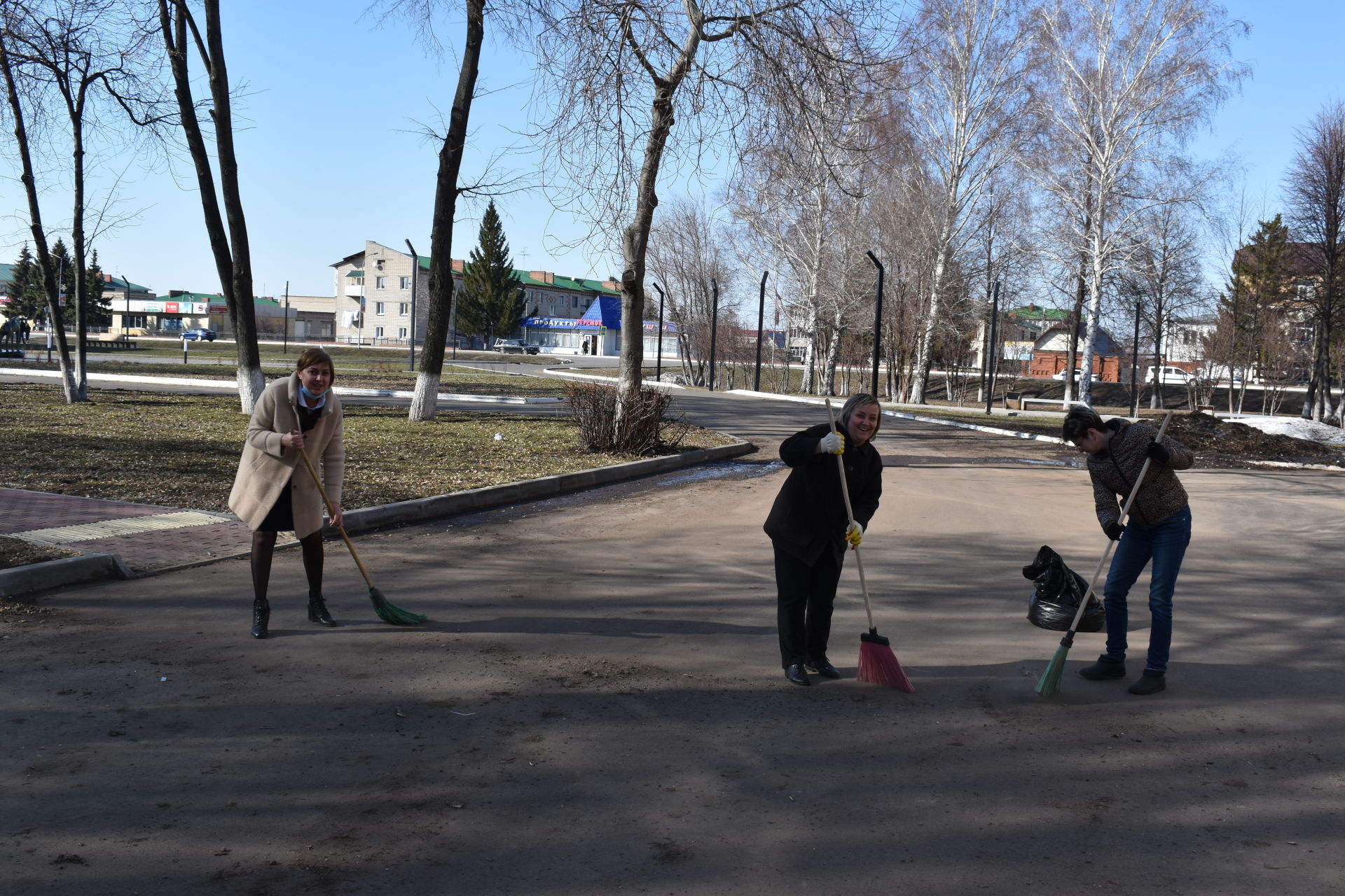 Фоторепортаж: алексеевцы навели порядок в центре поселка