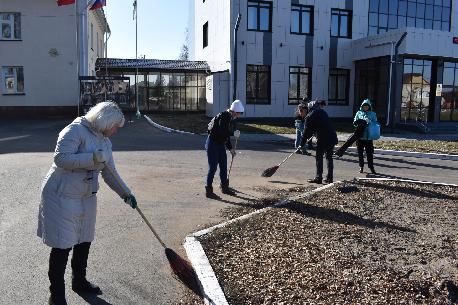 Фоторепортаж: алексеевцы навели порядок в центре поселка