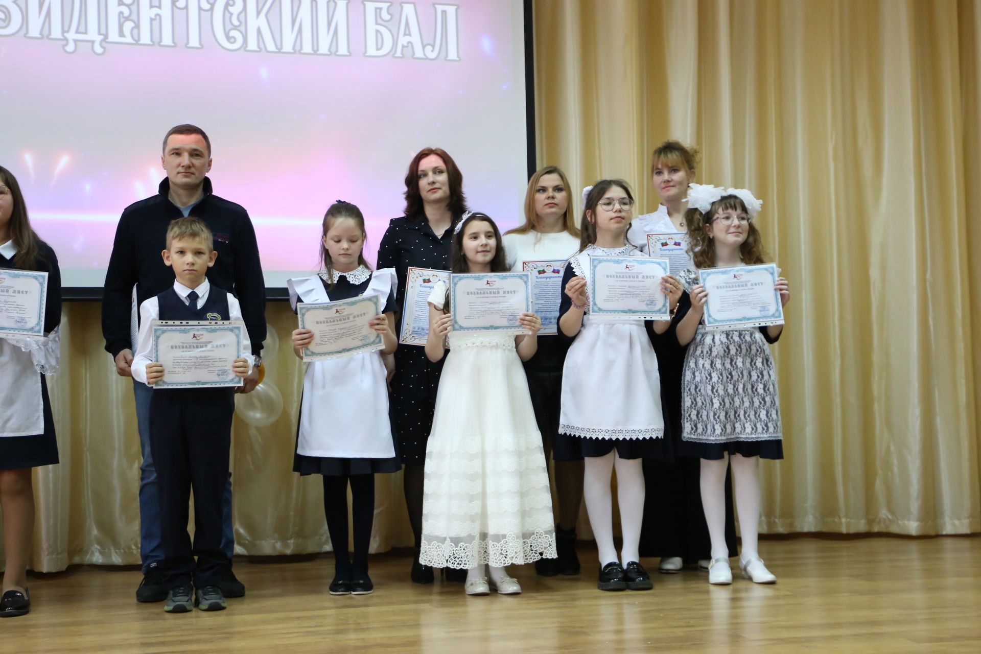 КВН, нижний брейк и море наград: во второй школе Алексеевского состоялся «Президентский бал»
