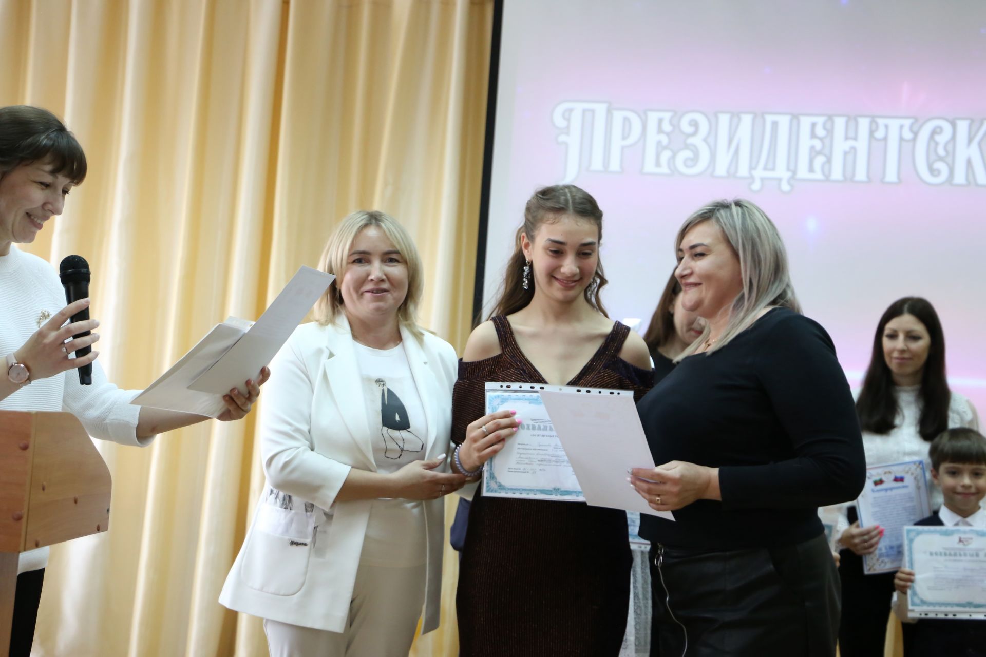 КВН, нижний брейк и море наград: во второй школе Алексеевского состоялся «Президентский бал»