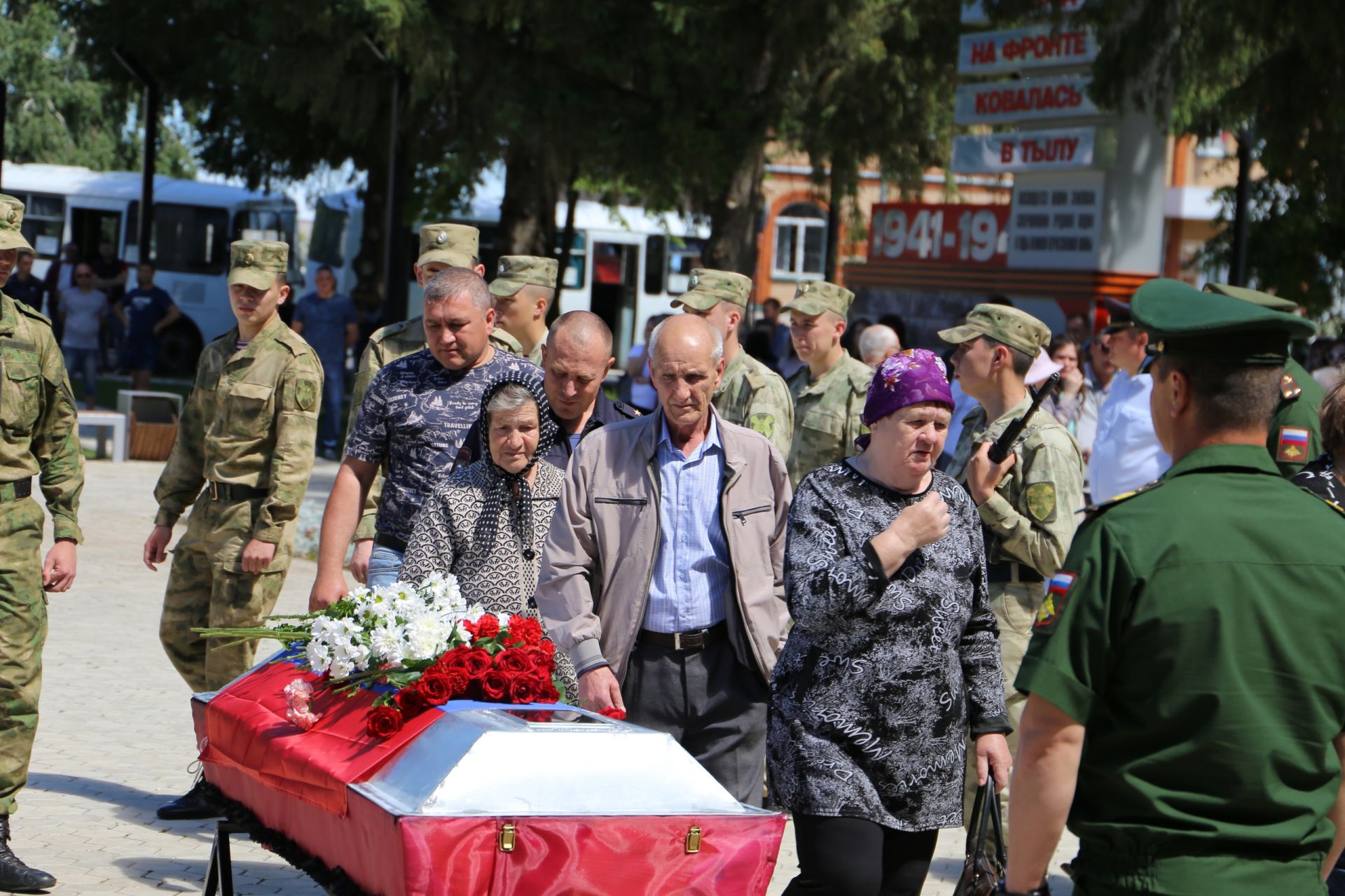 Видео прощания с погибшими. Похороны военнослужащего погибшего на Украине 2022. Прощание с погибшими на Украине 2022 военными.