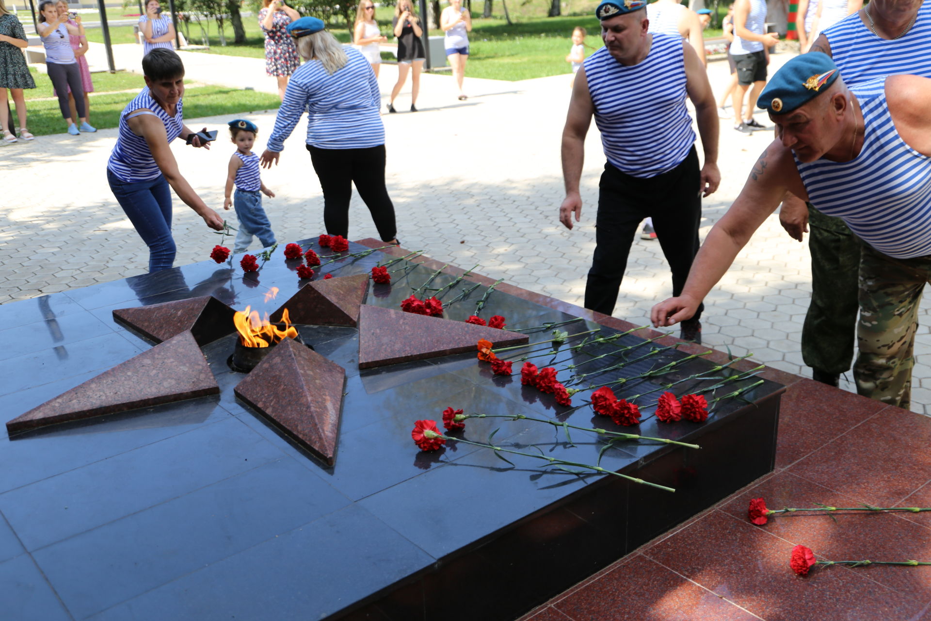 Алексеевские десантники почтили память павших в годы Великой Отечественной войны