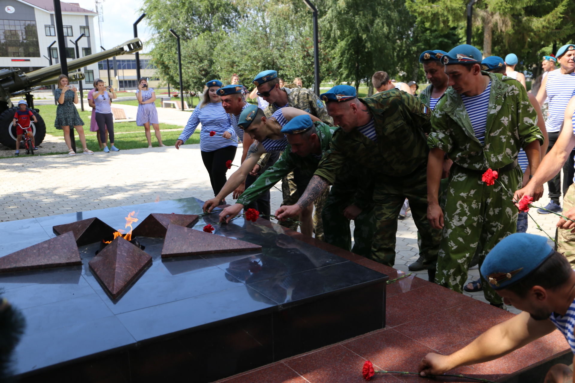 Алексеевские десантники почтили память павших в годы Великой Отечественной войны