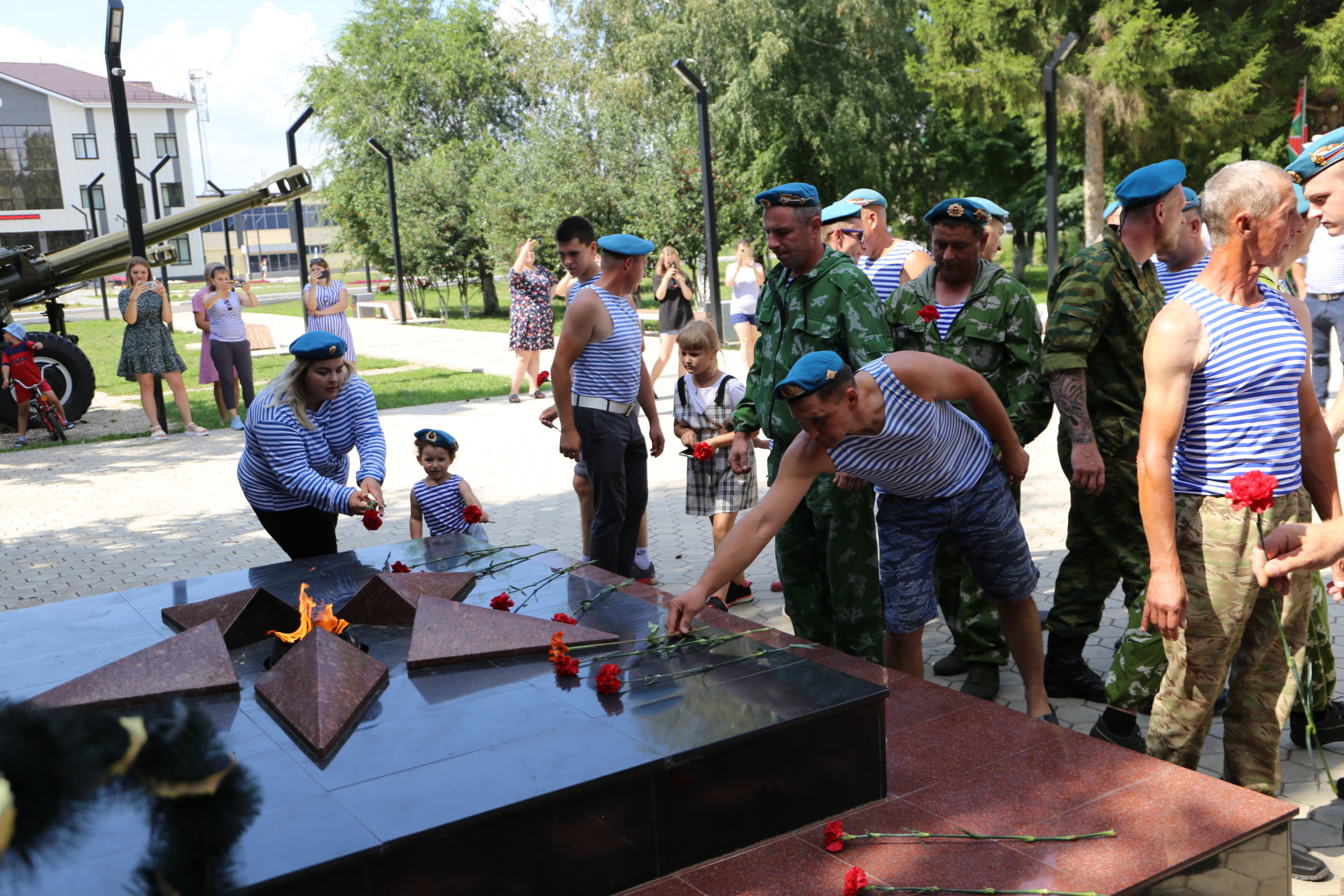 Алексеевские десантники почтили память павших в годы Великой Отечественной войны