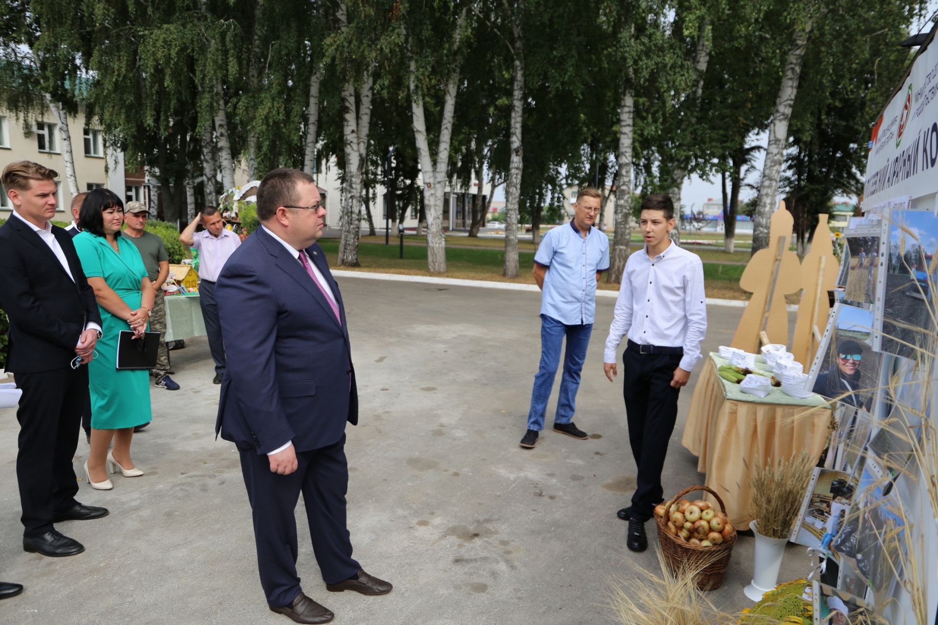 Глава Алексеевского района наградил лучших учеников и педагогов школ