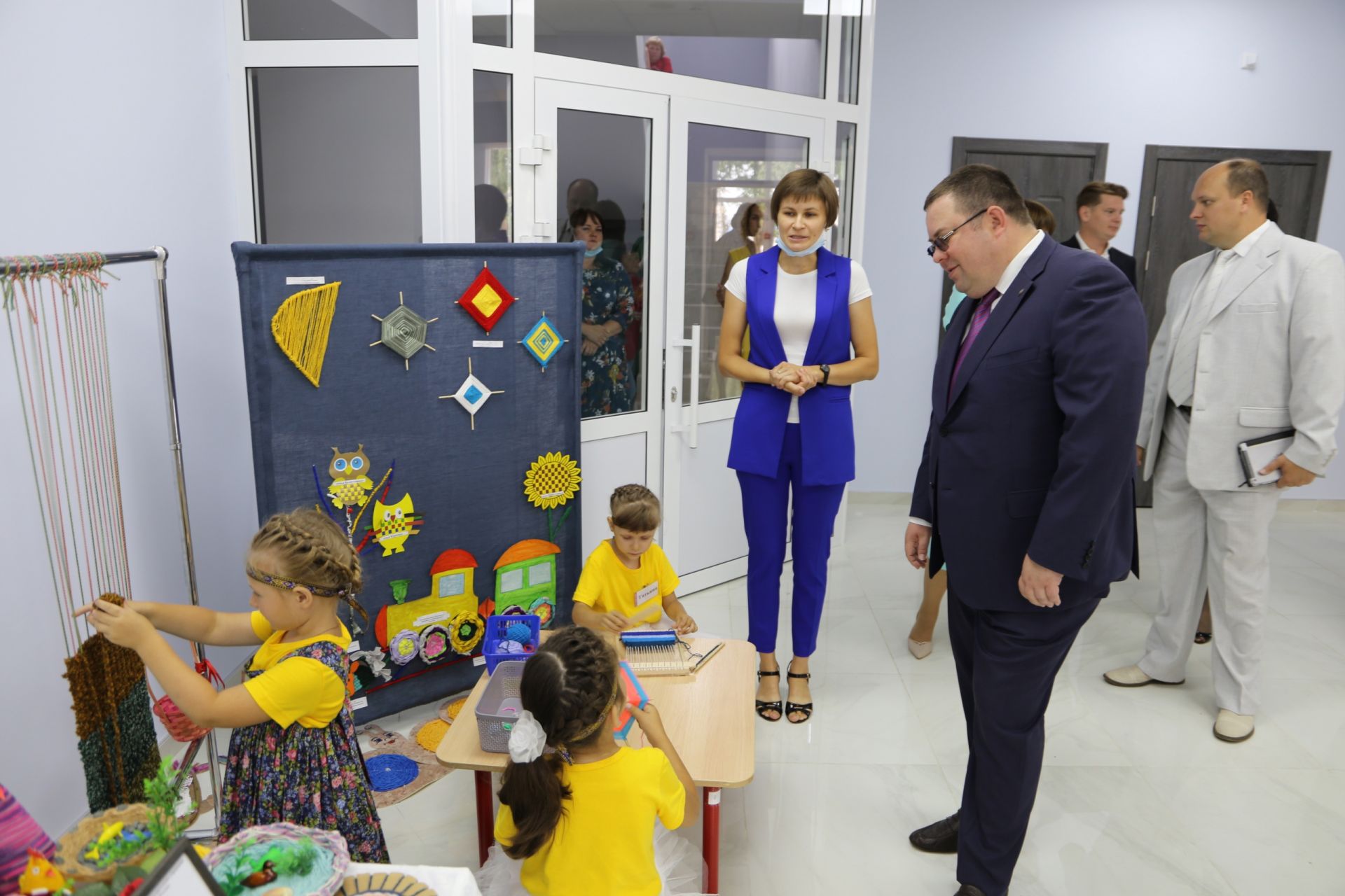 Глава Алексеевского района наградил лучших учеников и педагогов школ