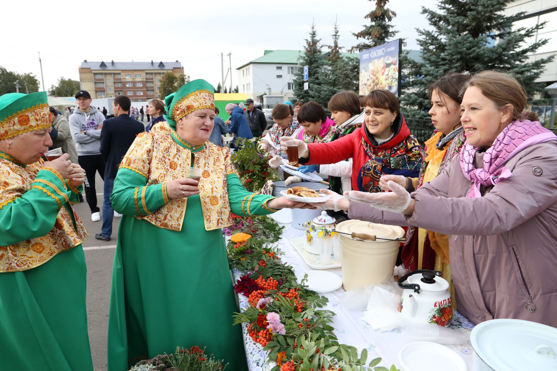 Глава Алексеевского района ознакомился с ценами и ассортиментом на сельскохозяйственной ярмарке