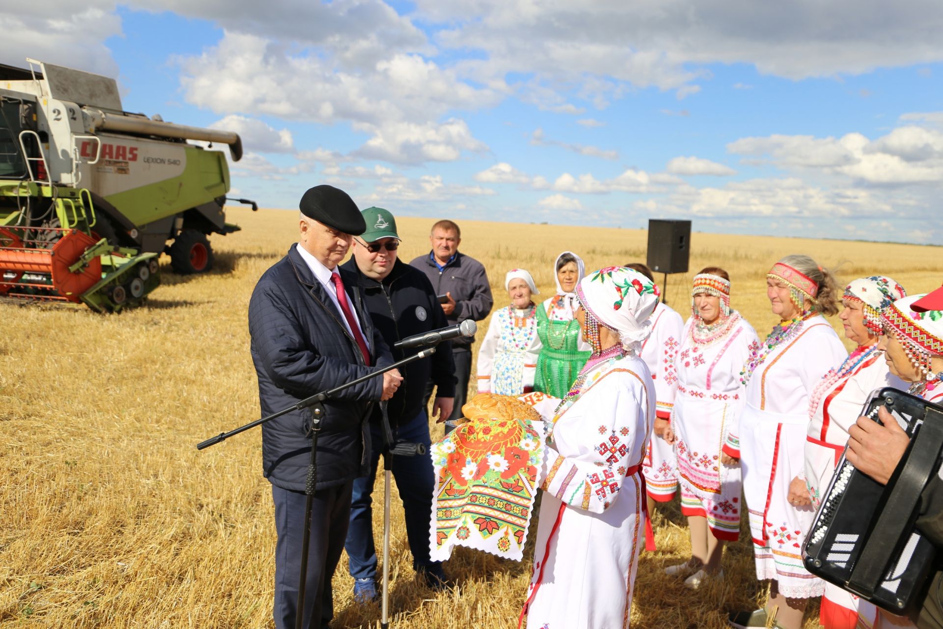 Хлеборобы НП «Алексеевское» вместе с предприятием «Хузангаевское» намолотили 100 тысяч тонн хлеба