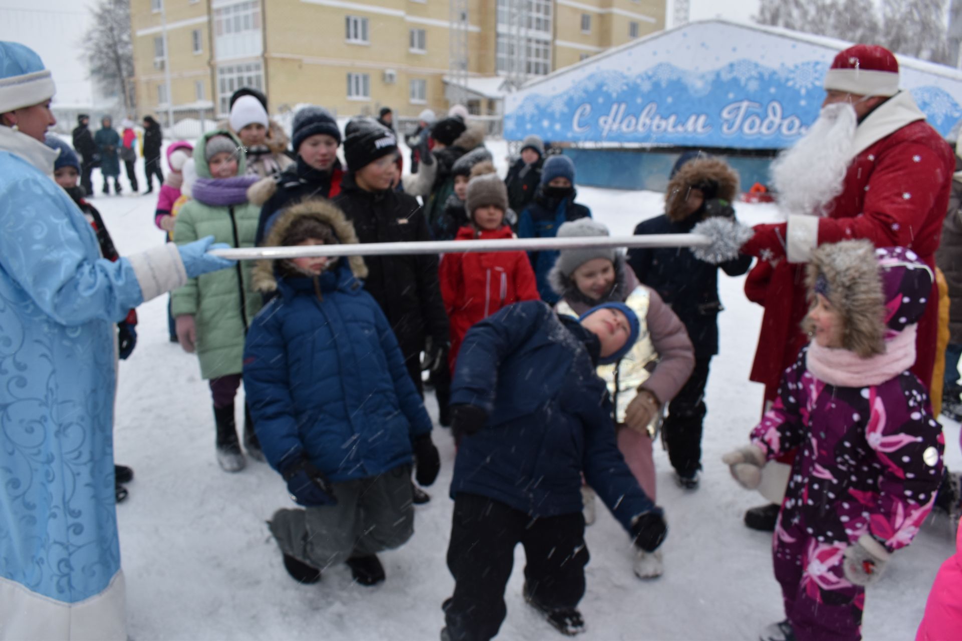 В Алексеевском сказочные герои устроили спортивный праздник для детворы