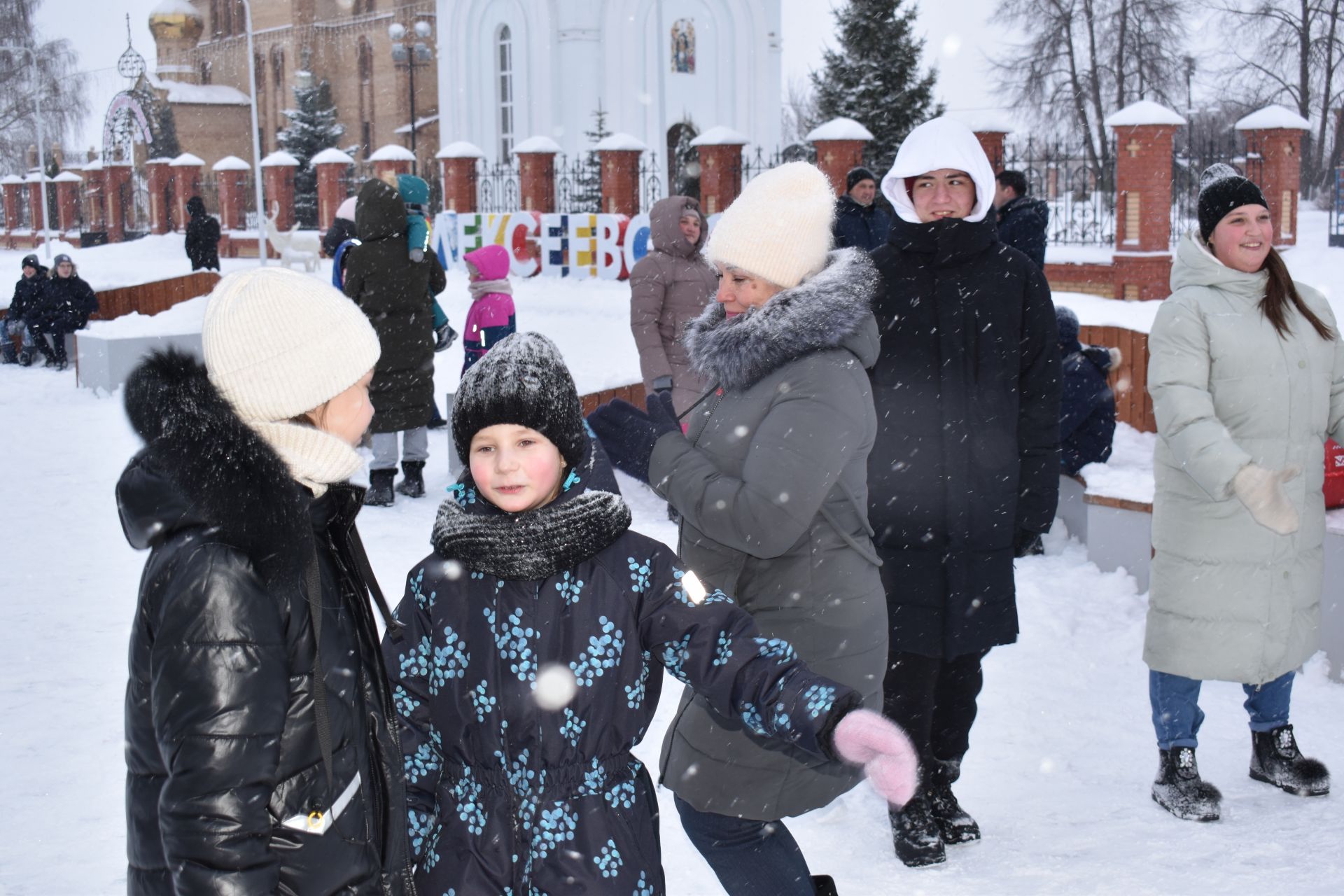 В Алексеевском сказочные герои устроили спортивный праздник для детворы