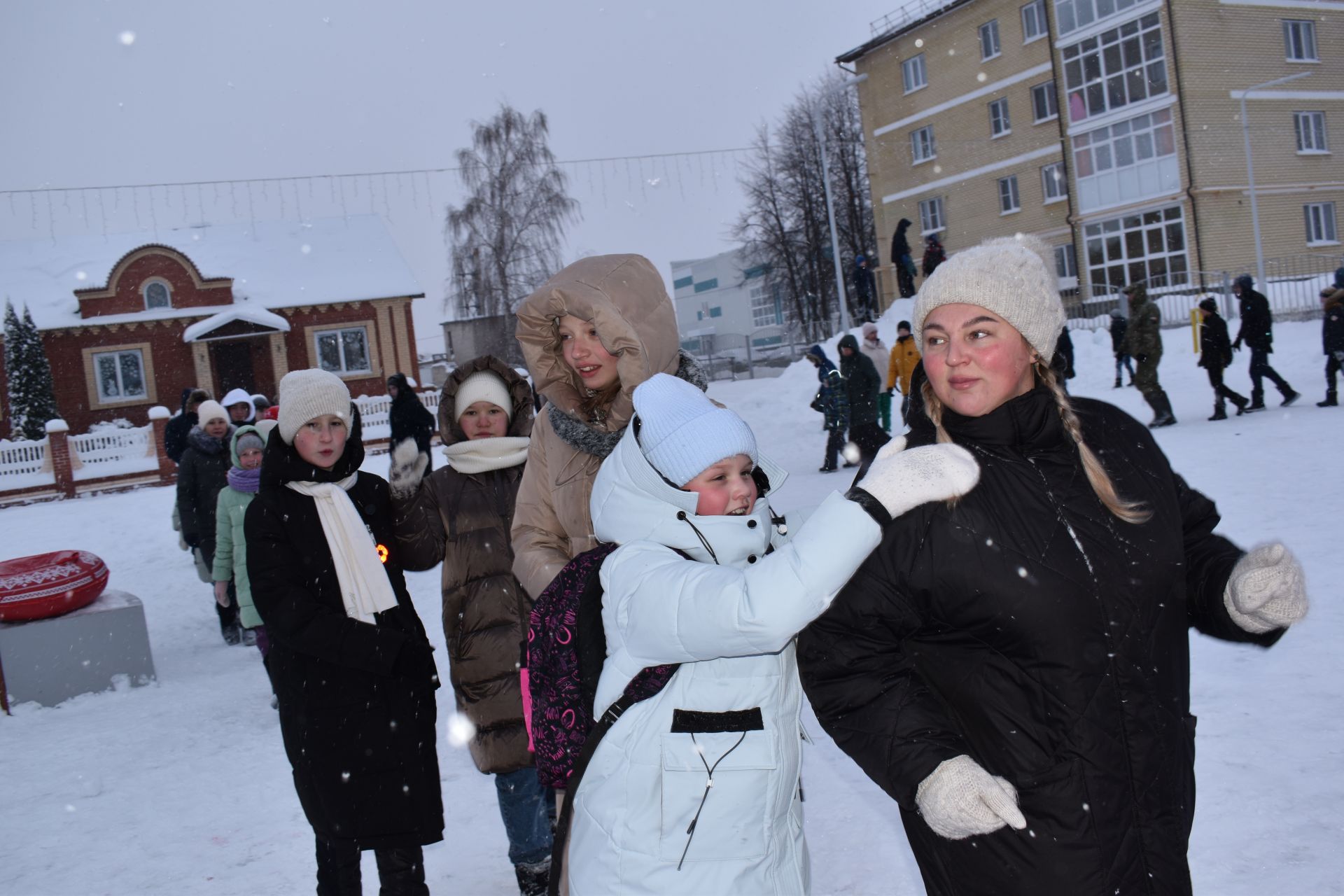 В Алексеевском сказочные герои устроили спортивный праздник для детворы